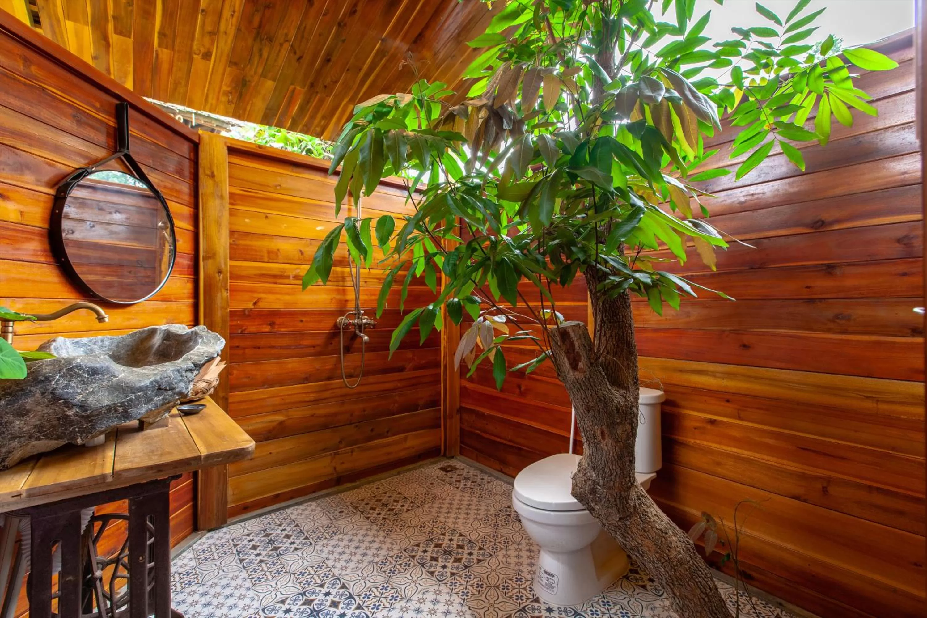 Toilet in Trang An Lamia Bungalow