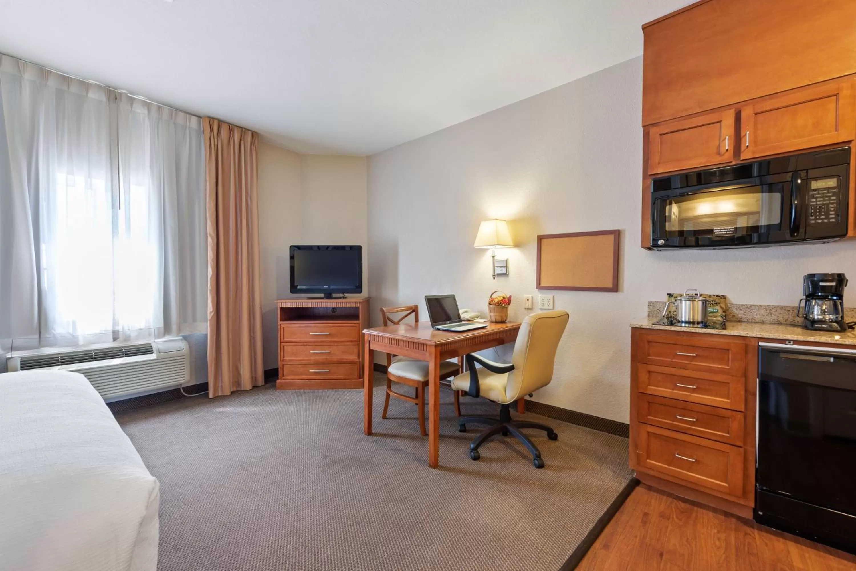 TV and multimedia in Extended Stay America Suites - San Antonio - North