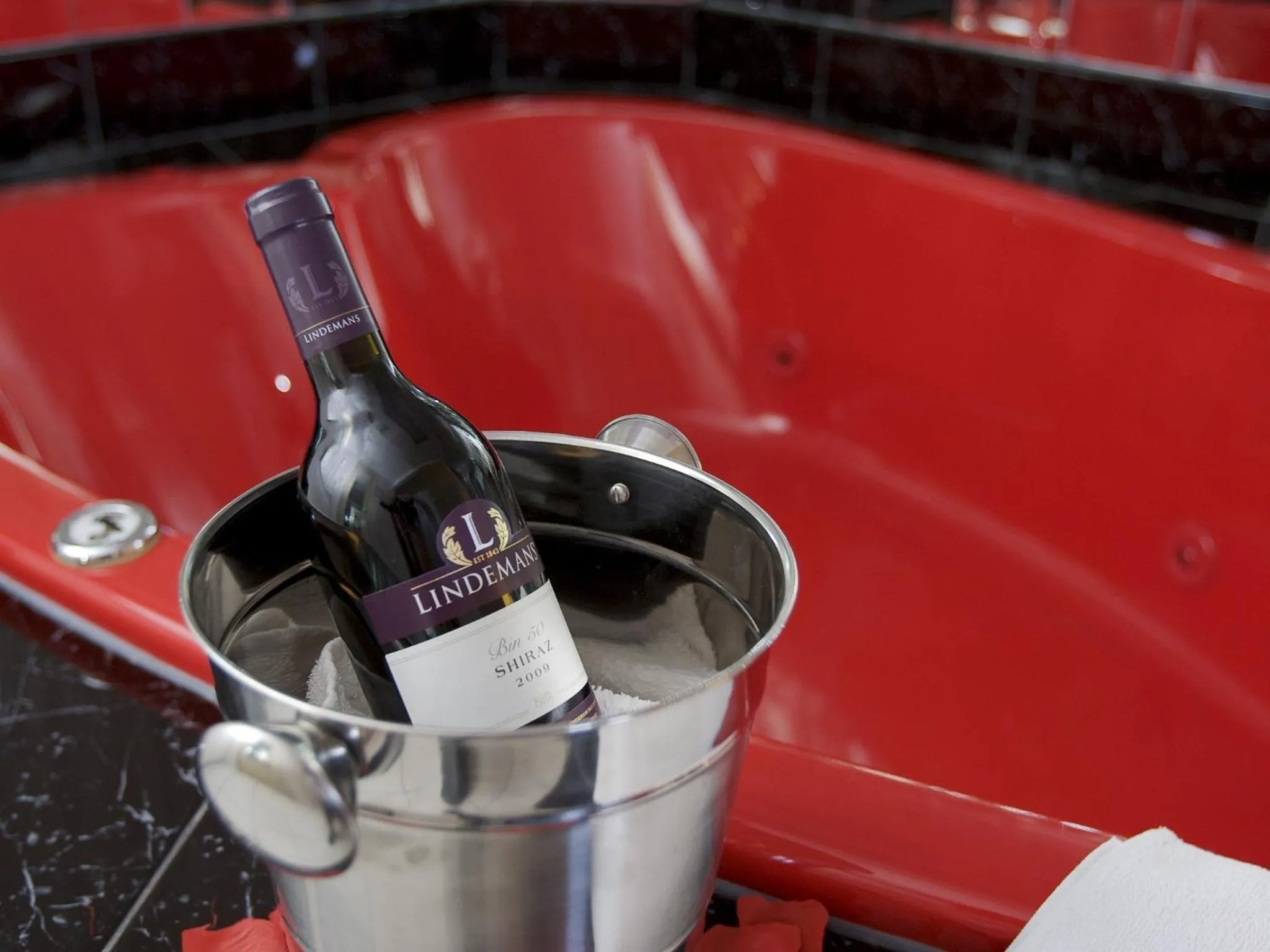 Bathroom in Howard Johnson by Wyndham Niagara Falls