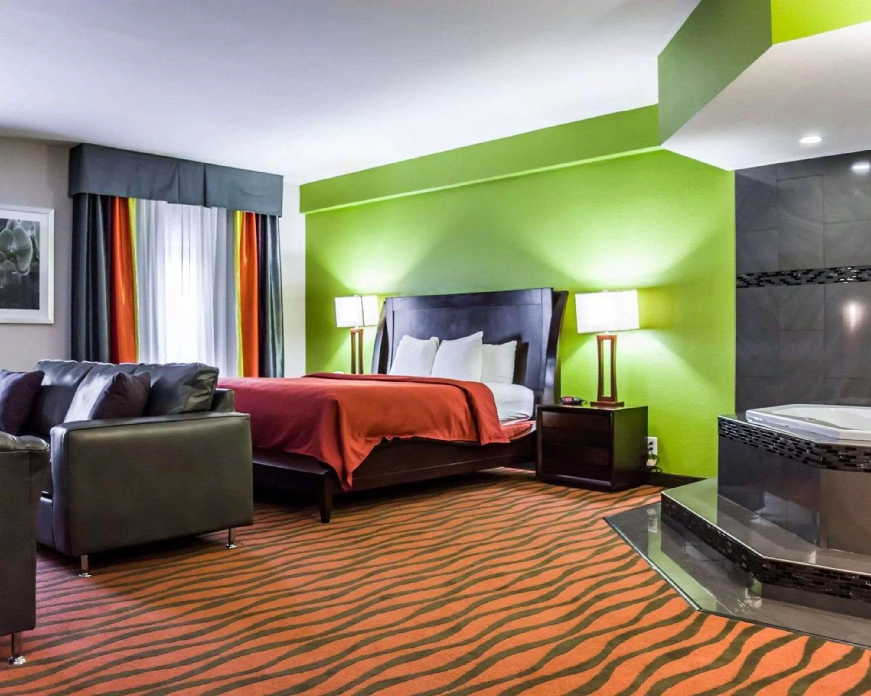 Photo of the whole room, Bed in Quality Suites Fort Myers I-75