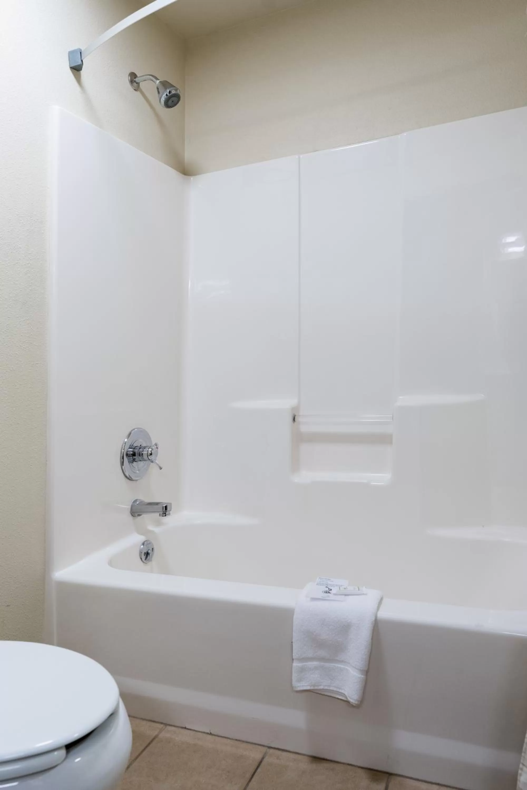 Bathroom in Pinedale Hotel & Suites