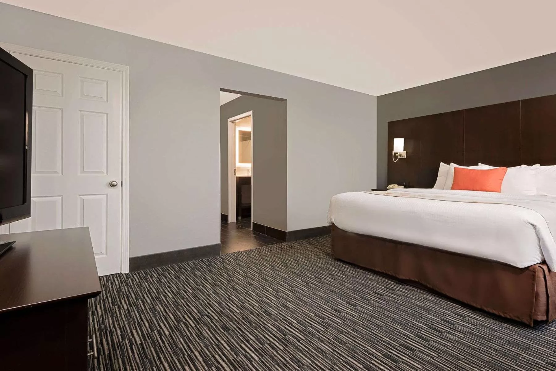 Bathroom, Bed in Hawthorn Extended Stay by Wyndham Columbus West