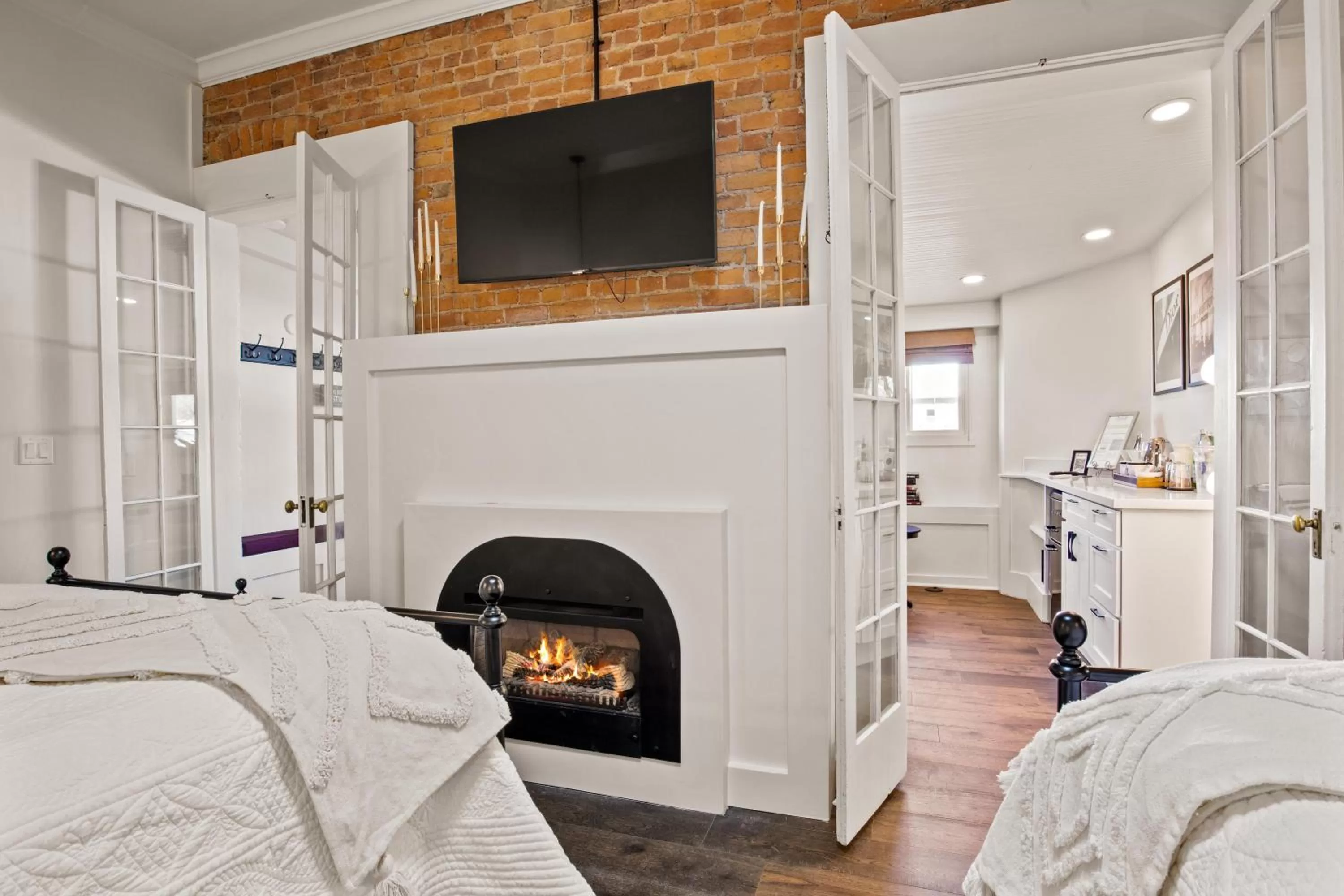 flat iron, Bed in Bespoke Inn Flagstaff