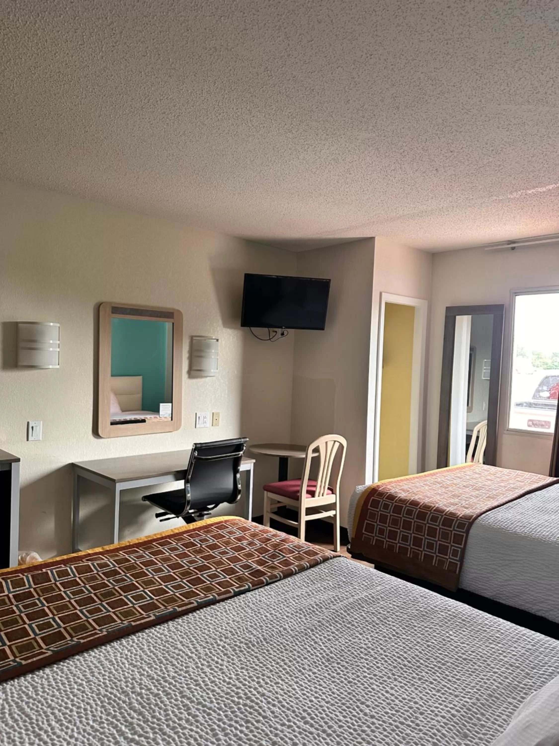 Bed in Howard Johnson by Wyndham Clarksville Tennessee