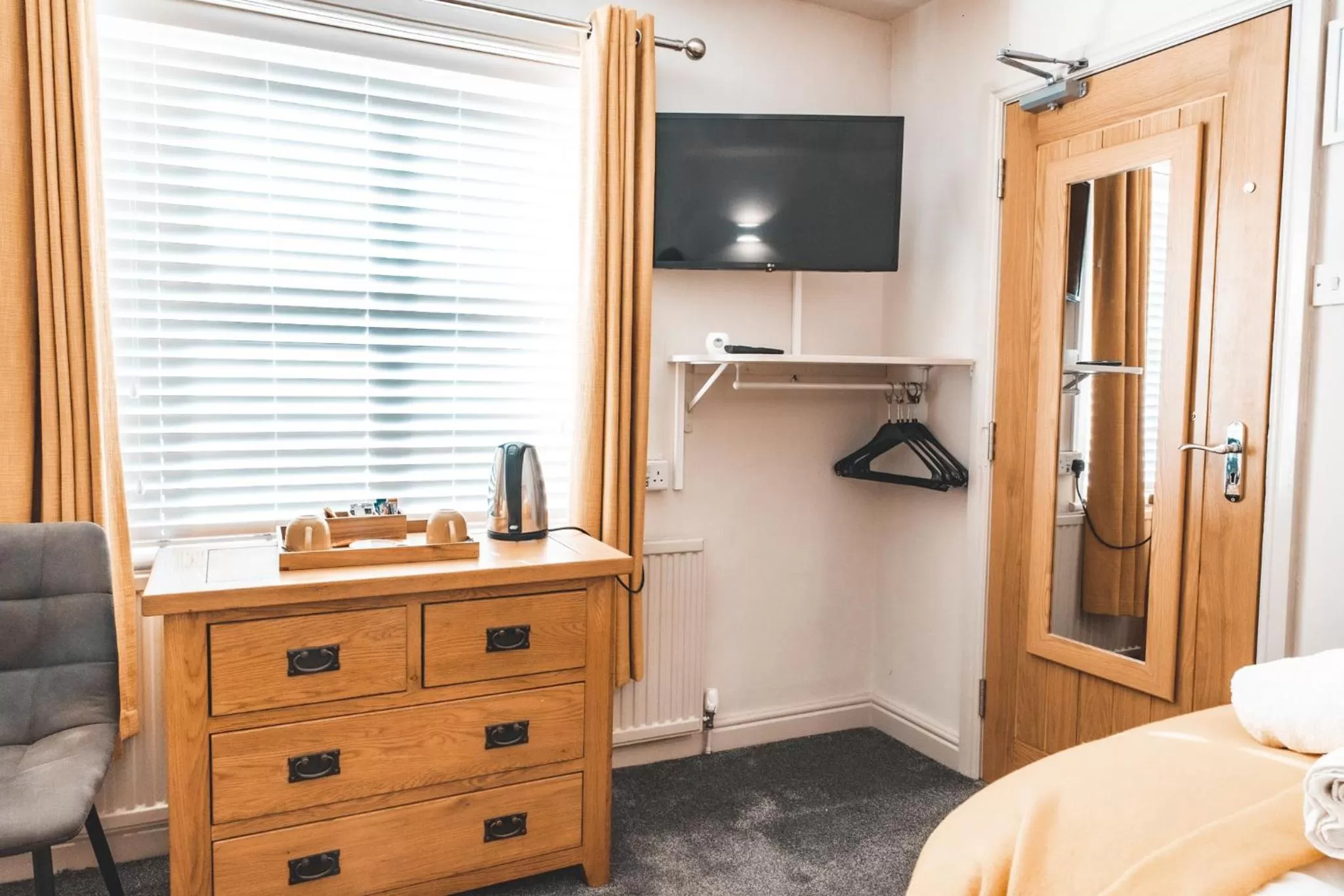 Bedroom, TV/Entertainment Center in Croppers Arms