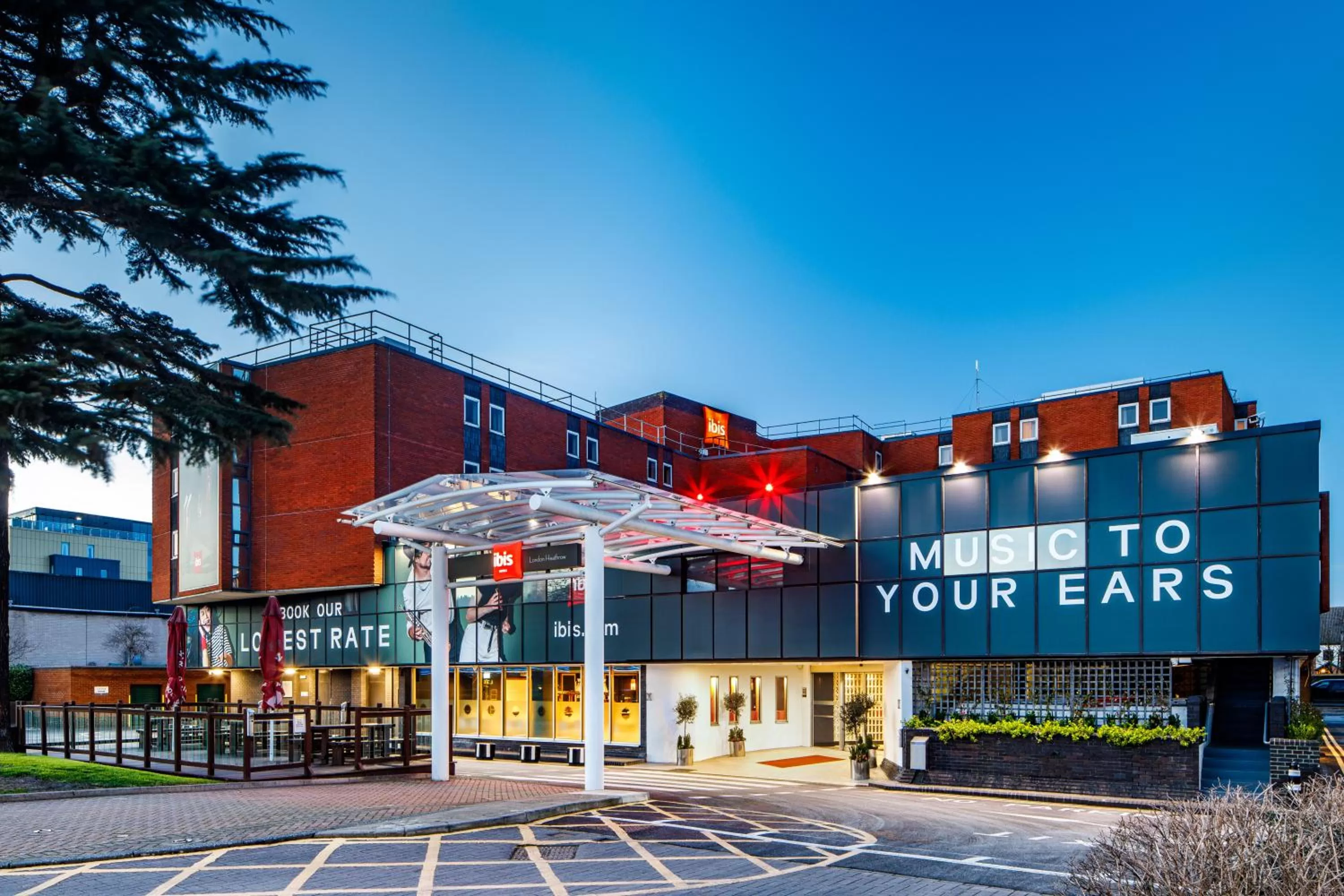 Facade/entrance in ibis London Heathrow Airport