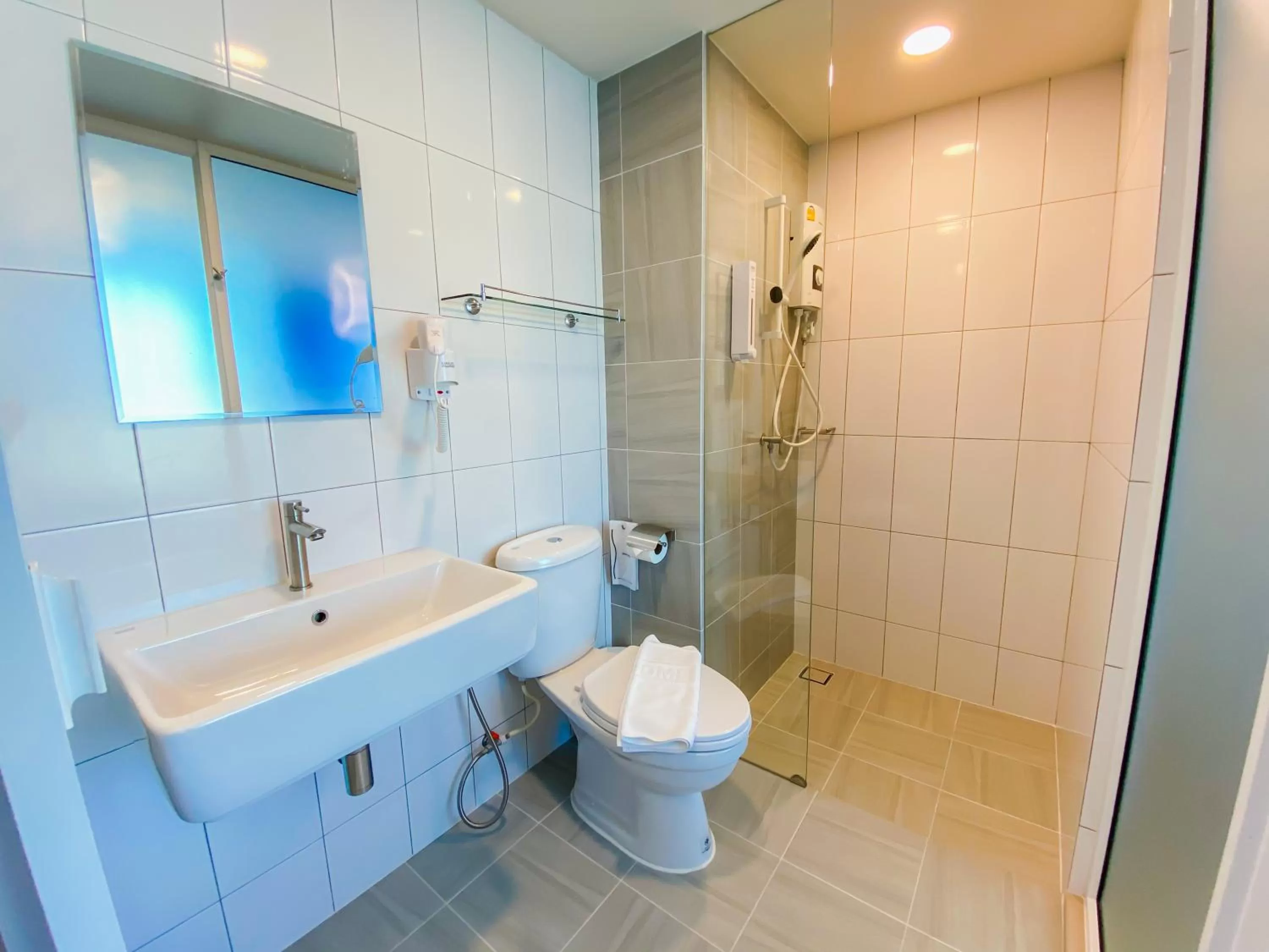 Bathroom in วัน บัดเจท เชียงราย สนามบิน One Budget Hotel Chiangrai Airport