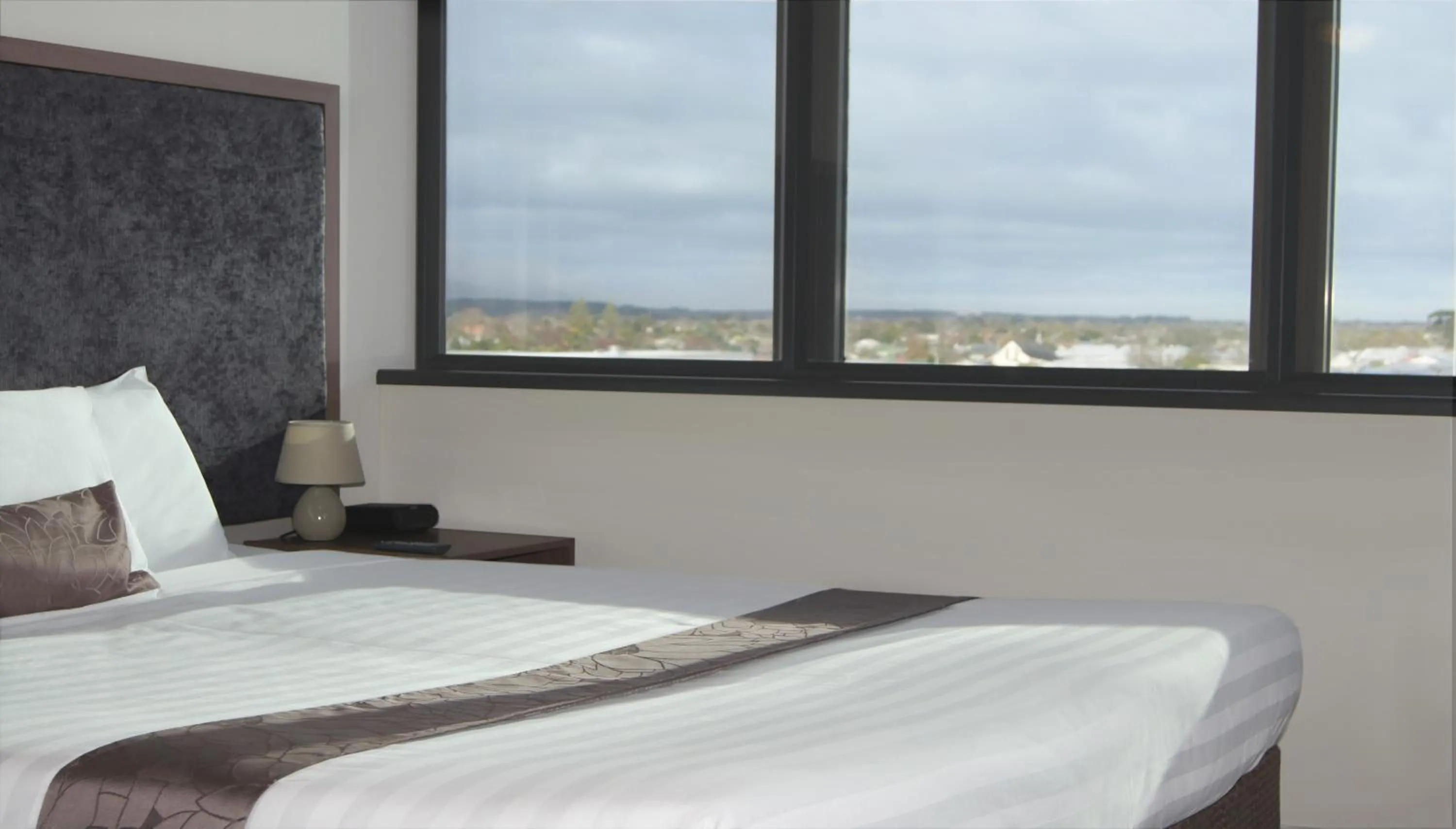 Bed in Quality Suites Central Square