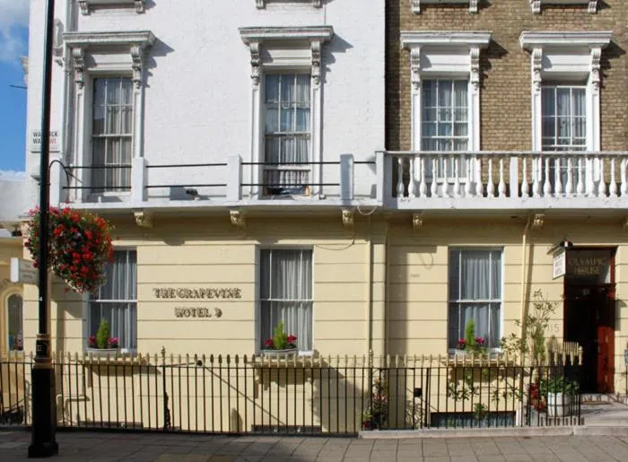 Facade/entrance in The Grapevine Hotel
