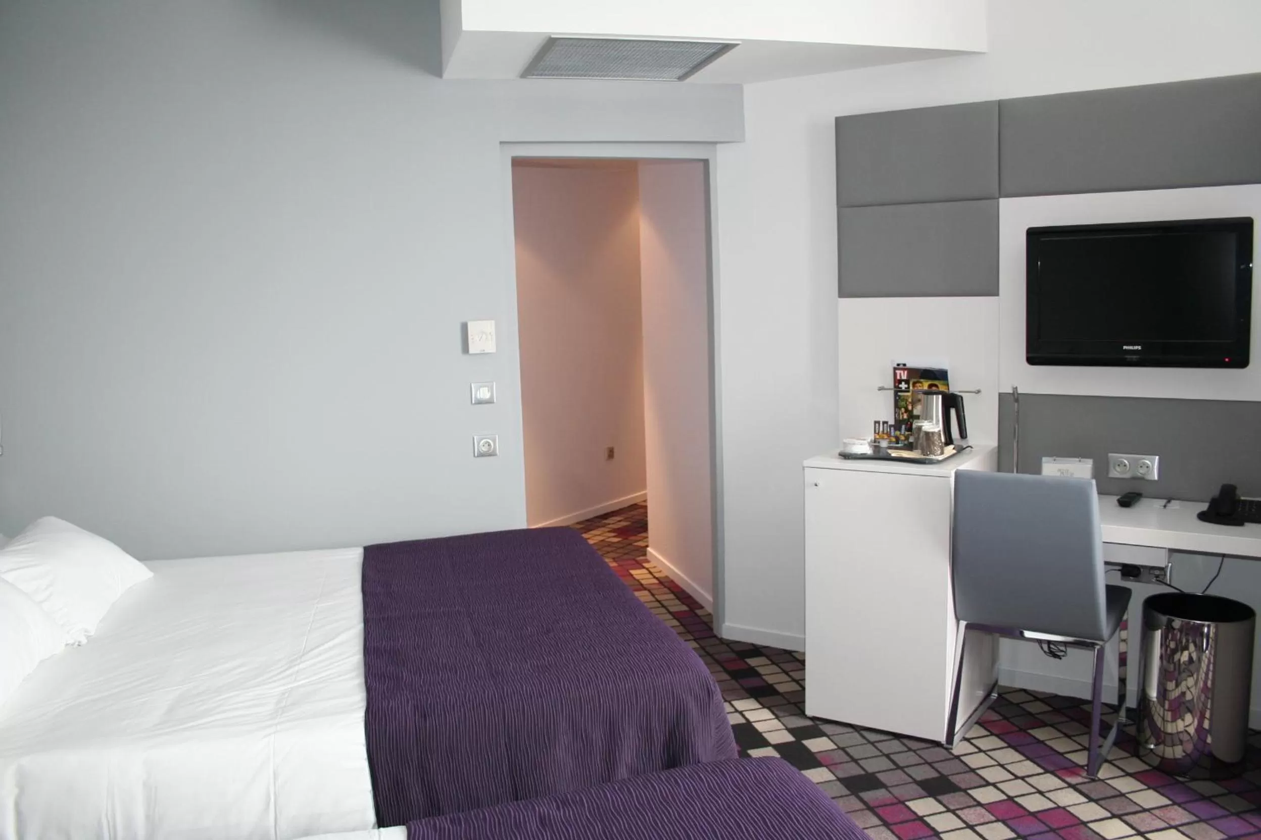 Photo of the whole room, Bed in Best Western Dijon Centre Gare
