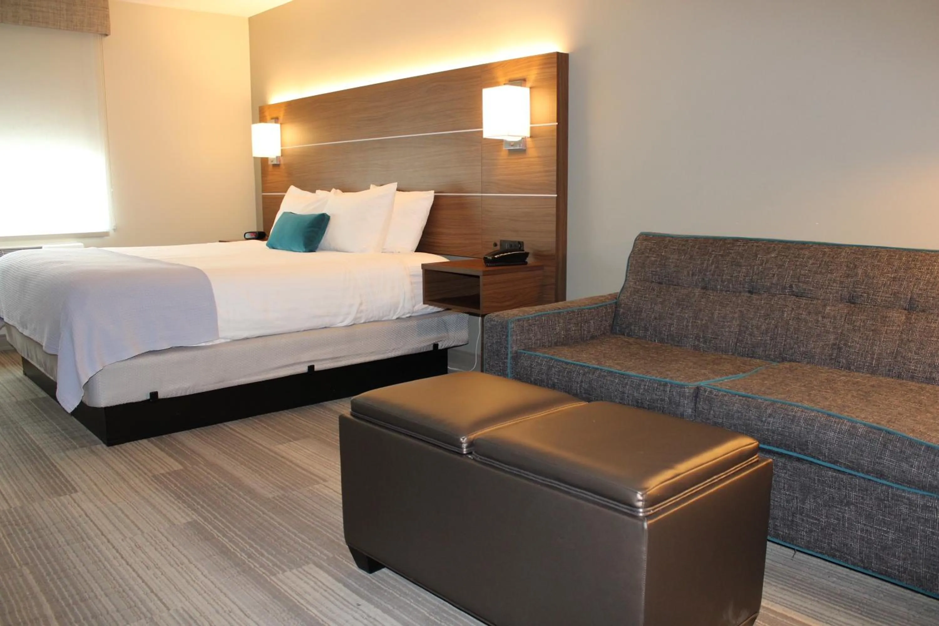 Seating area, Bed in Simple Suites Boise Airport