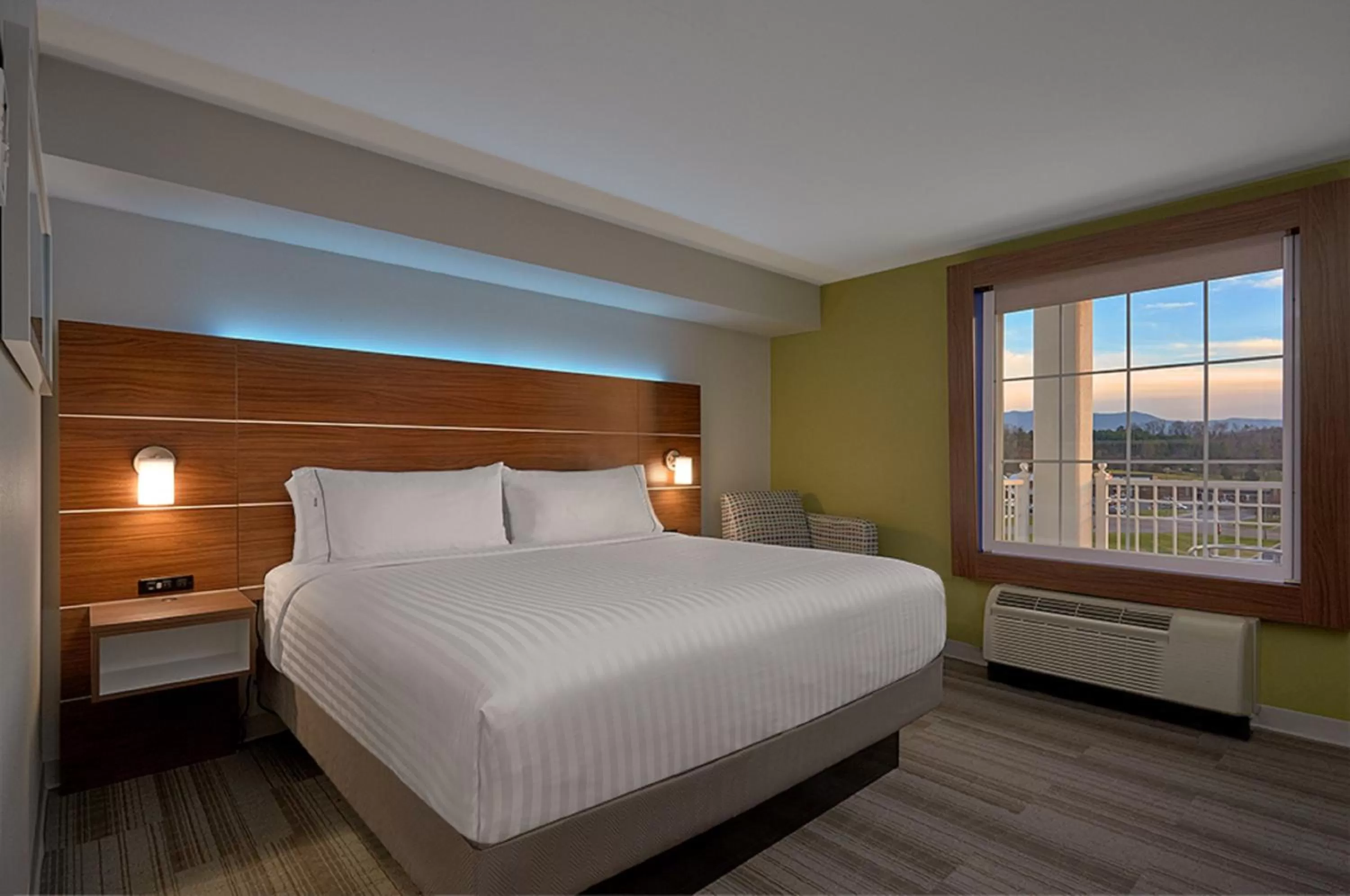 Photo of the whole room, Bed in Holiday Inn Express Pigeon Forge – Sevierville by IHG