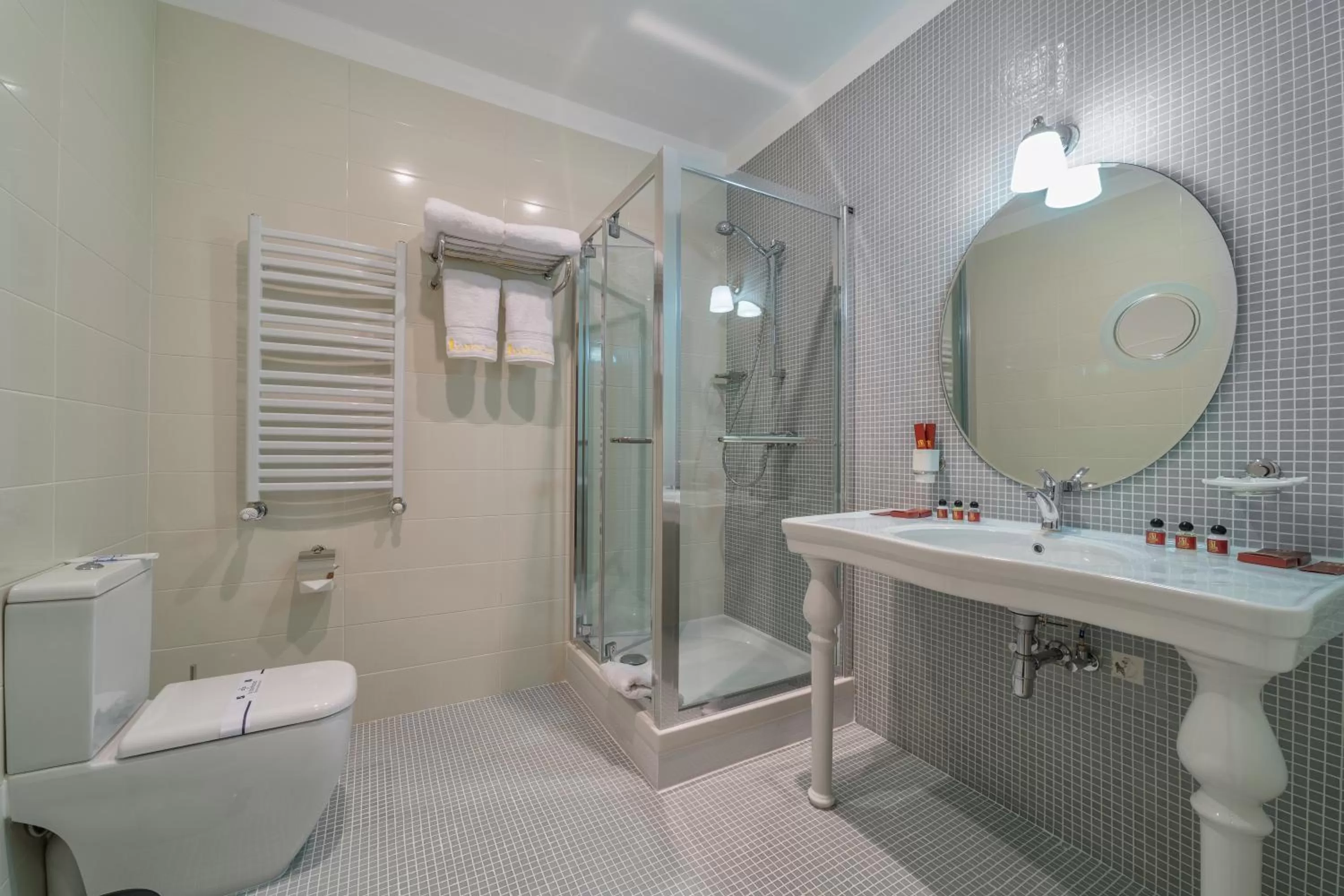 Shower in Alarus Luxe Hotel