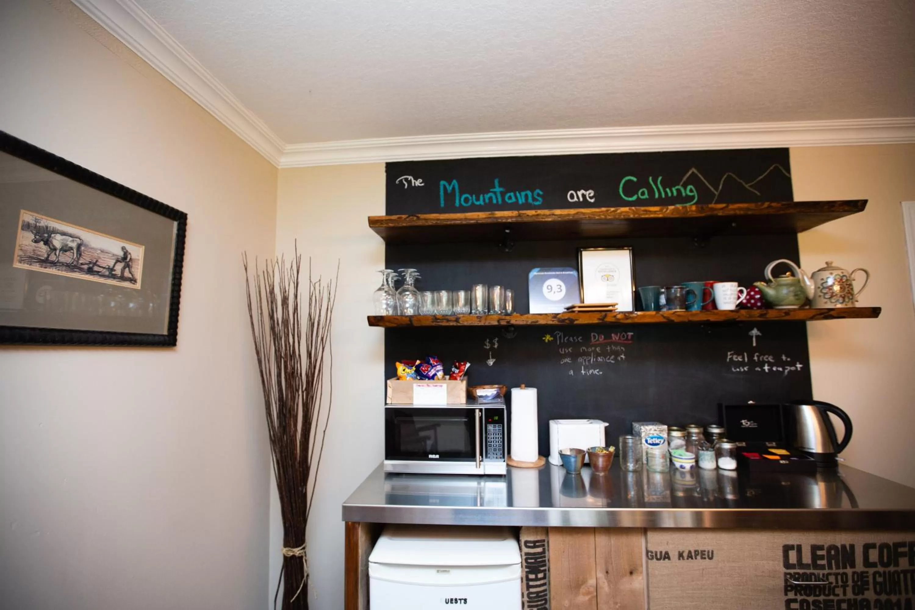 Lounge or bar in Alpenrose Revelstoke Bed & Breakfast