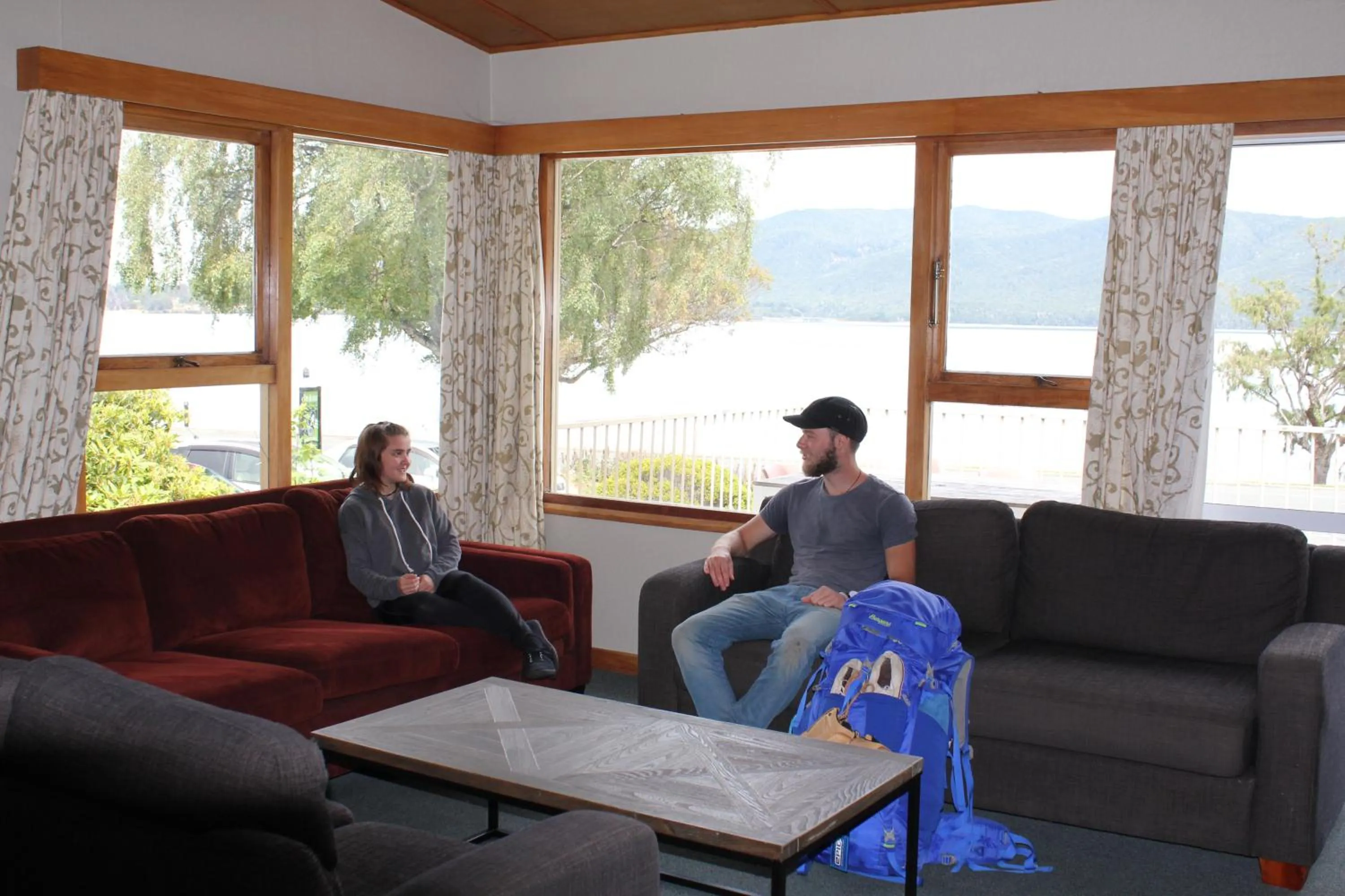 Communal lounge/ TV room in Te Anau Lakefront Backpackers