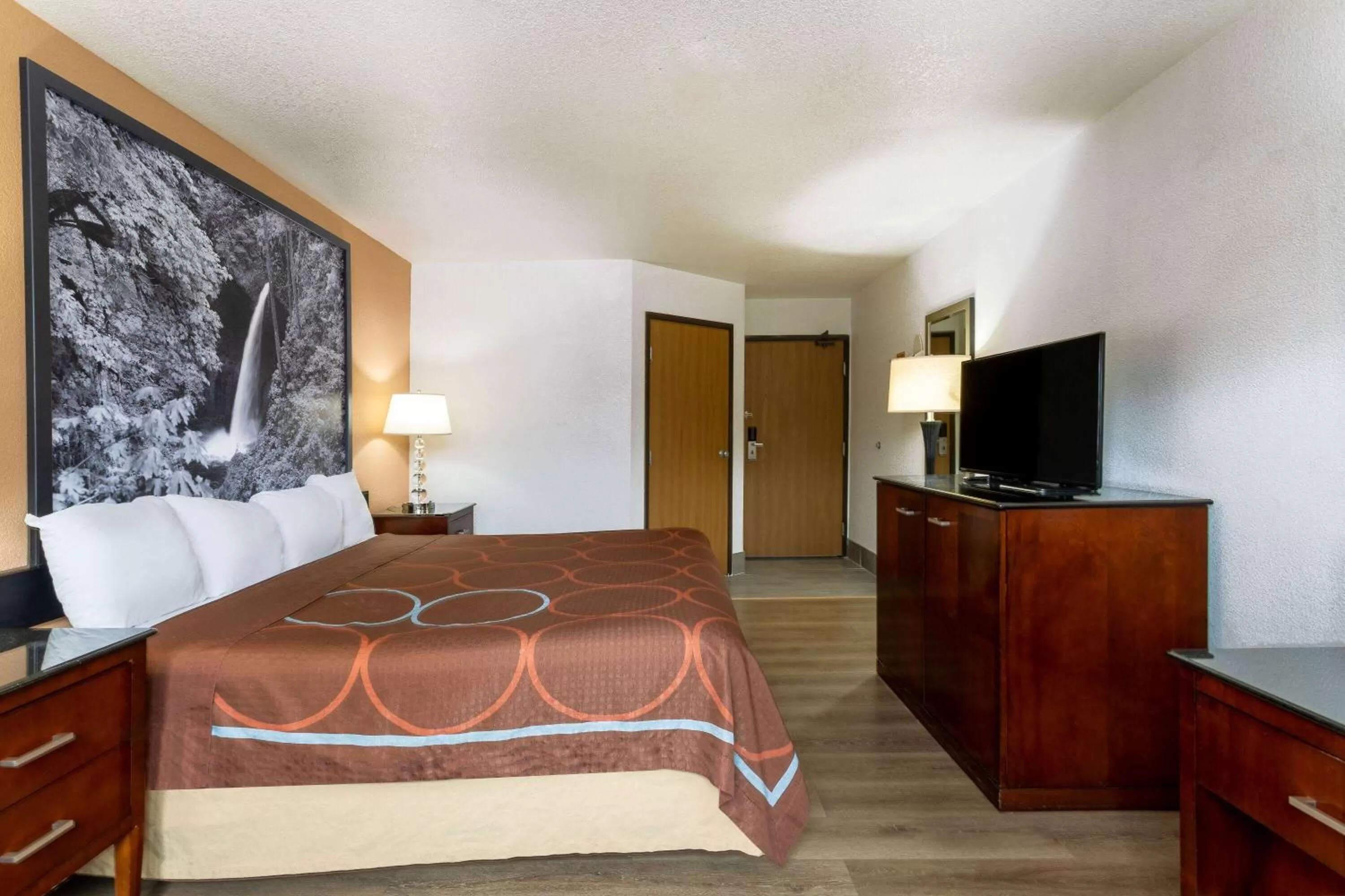 Photo of the whole room, Bed in Super 8 by Wyndham The Dalles OR