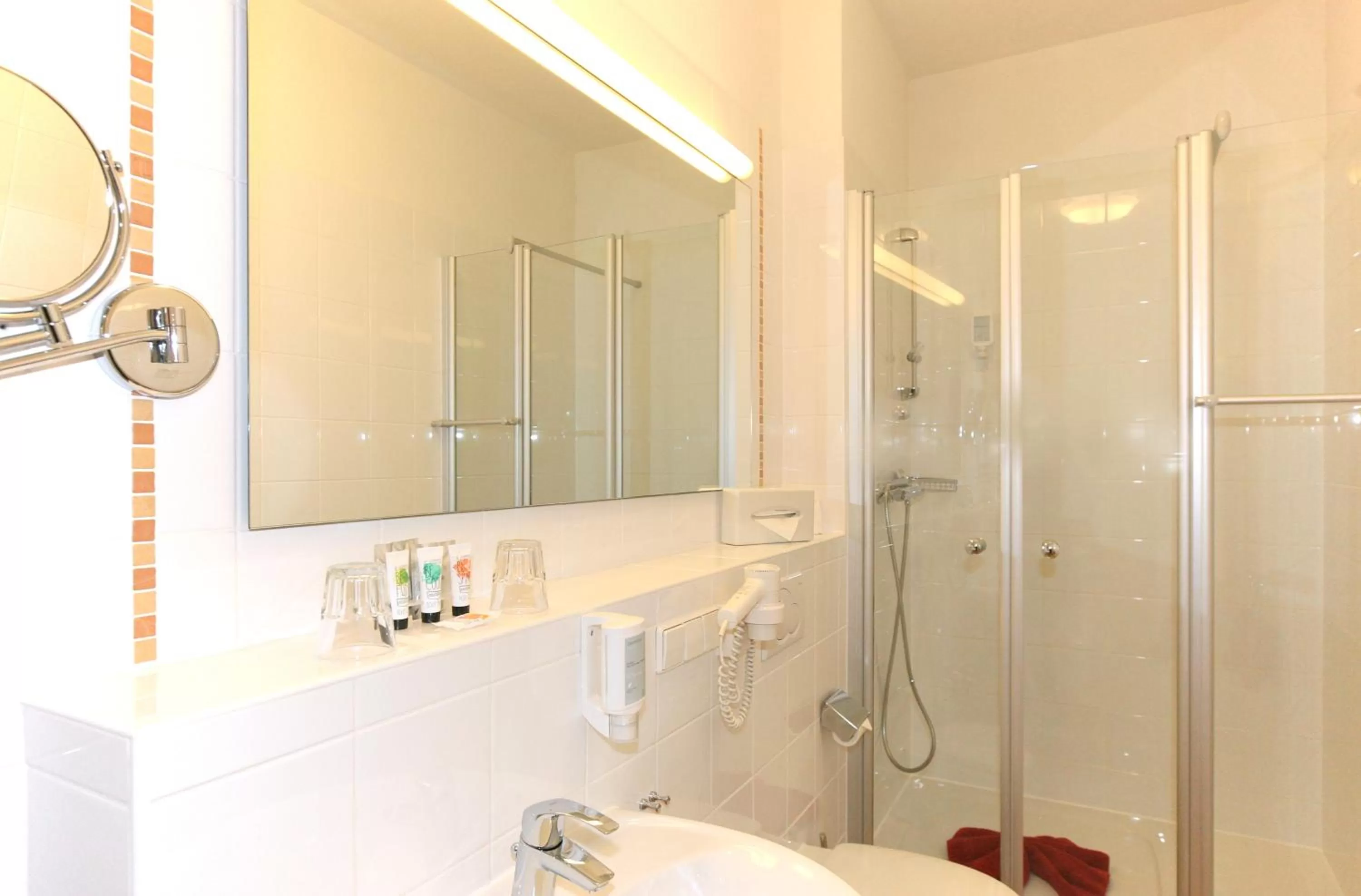 Shower, Bathroom in Hotel Rathausglöckel