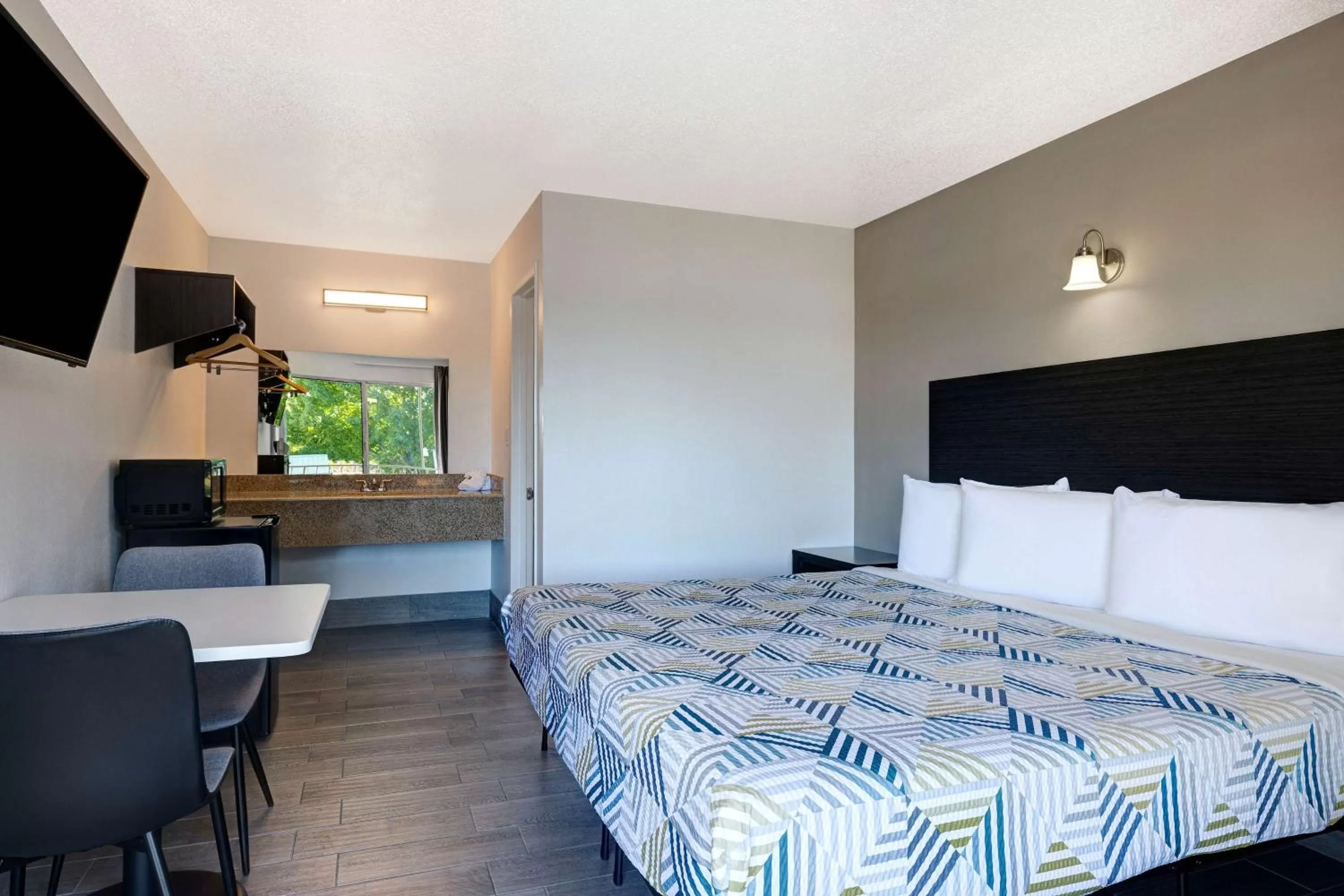 Bedroom, Bed in Studio 6 Branson West MO Silver Dollar City