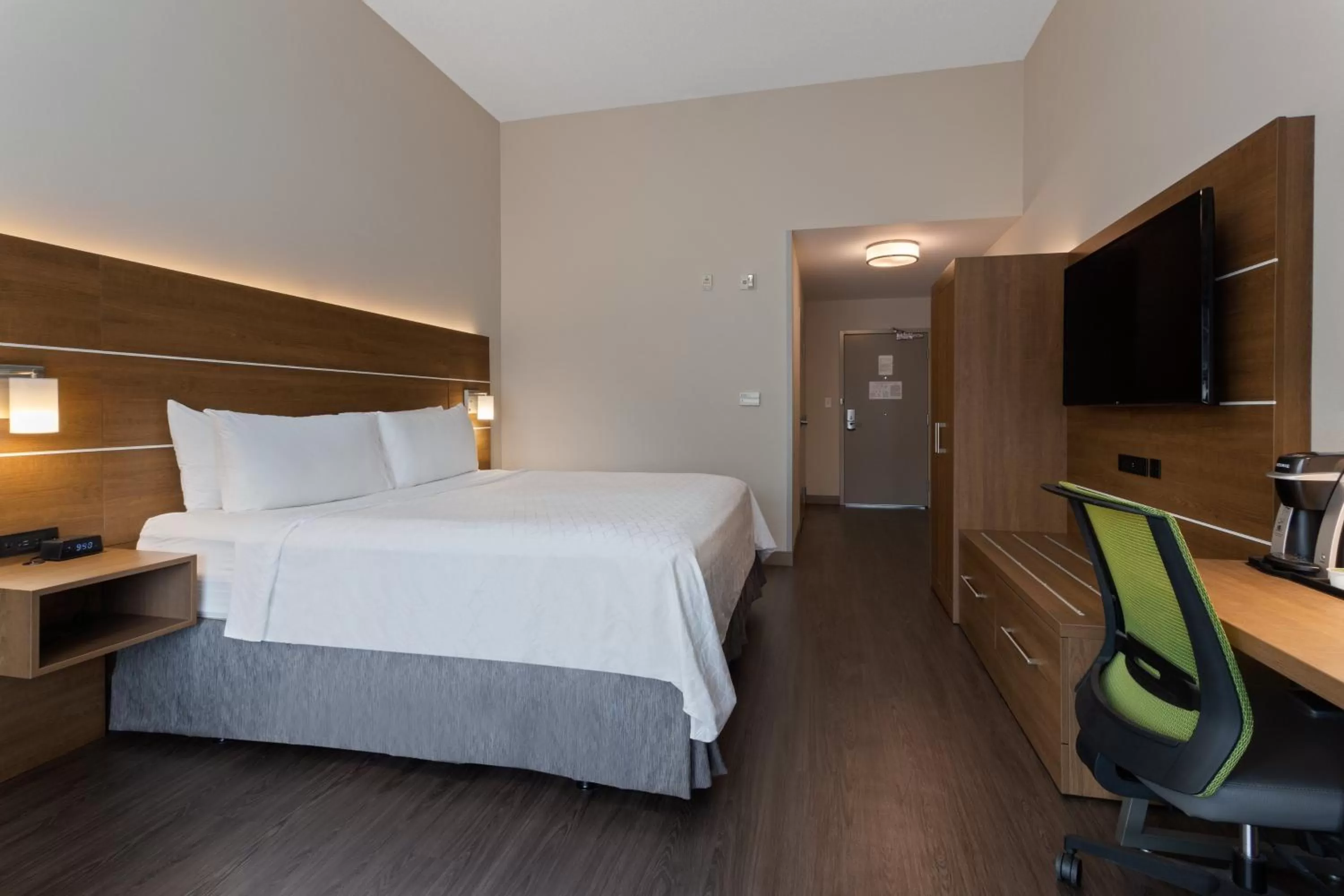 Photo of the whole room, Bed in Holiday Inn Express Hotel & Suites Largo-Clearwater by IHG