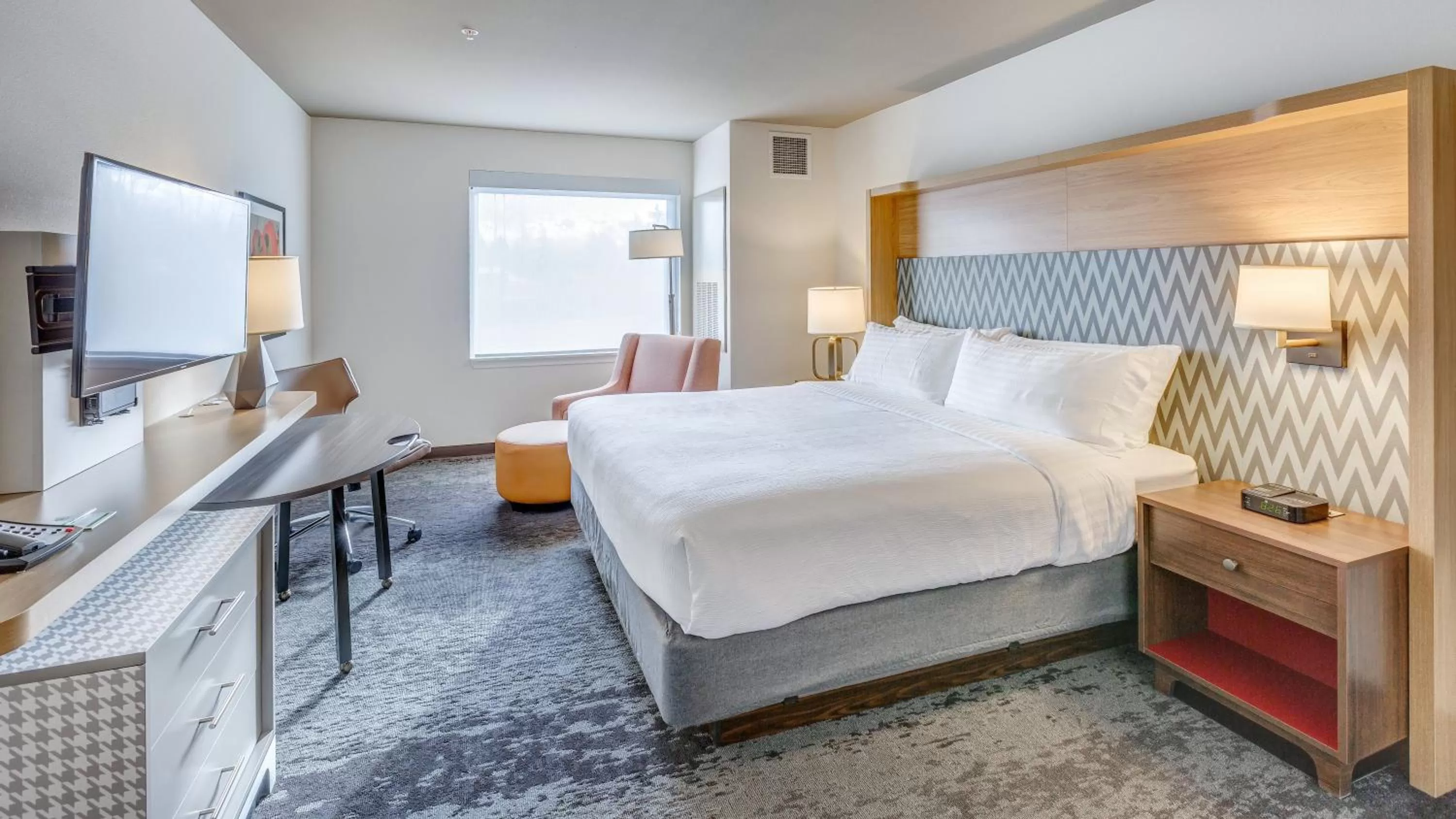 Photo of the whole room, Bed in Holiday Inn & Suites Bellingham by IHG