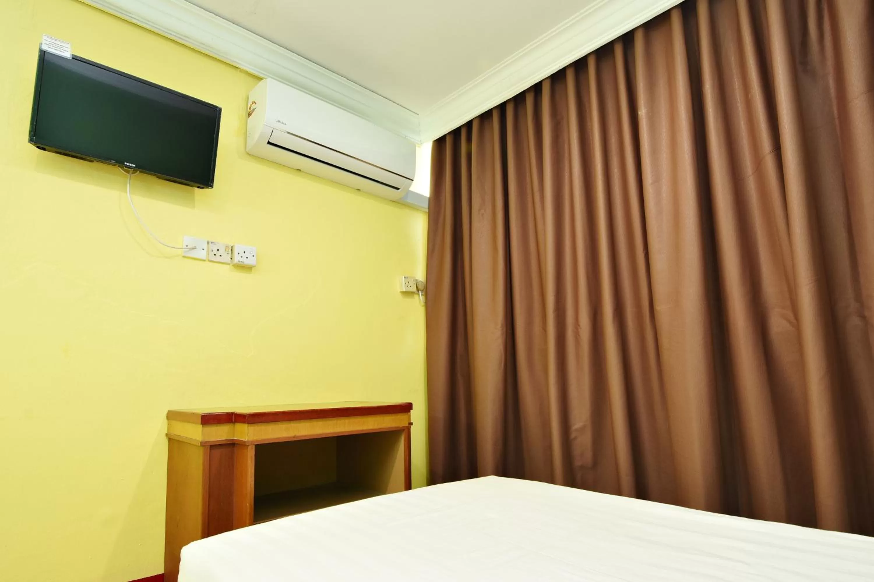 Bedroom, TV/Entertainment Center in Mandarin Inn by Glex