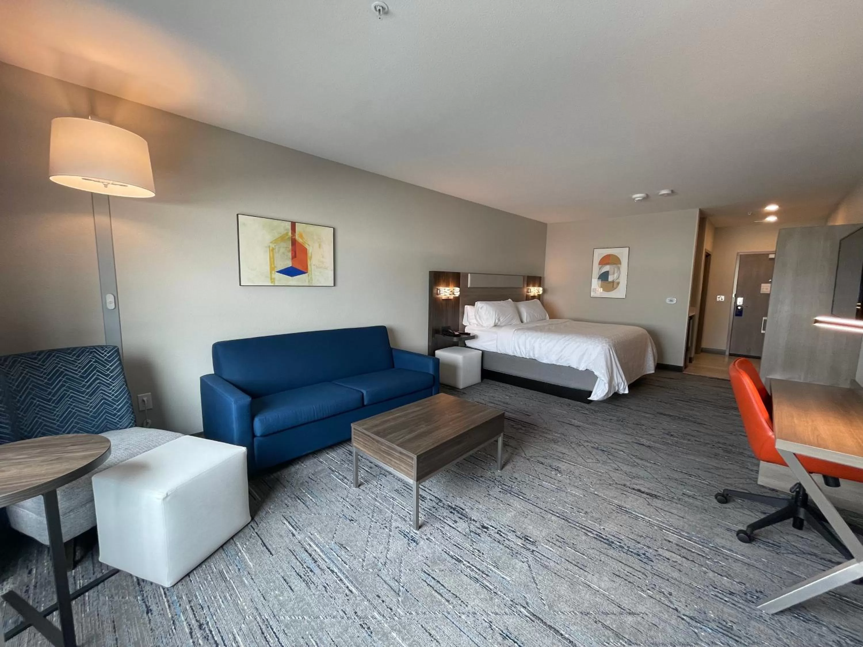 Photo of the whole room, Bed in Holiday Inn Express & Suites - Ft. Smith - Airport by IHG