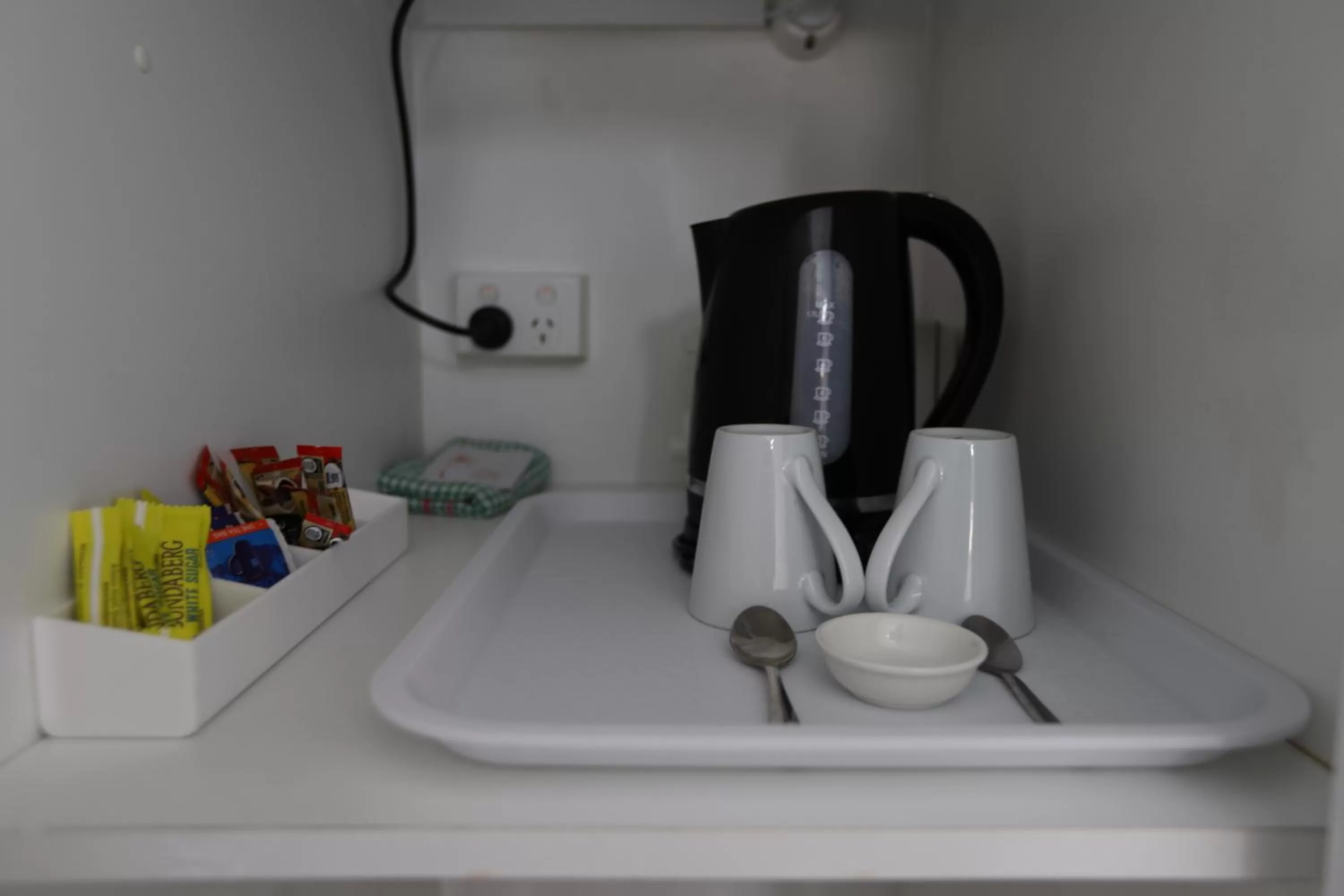 Coffee/tea facilities in The Town House Motor Inn