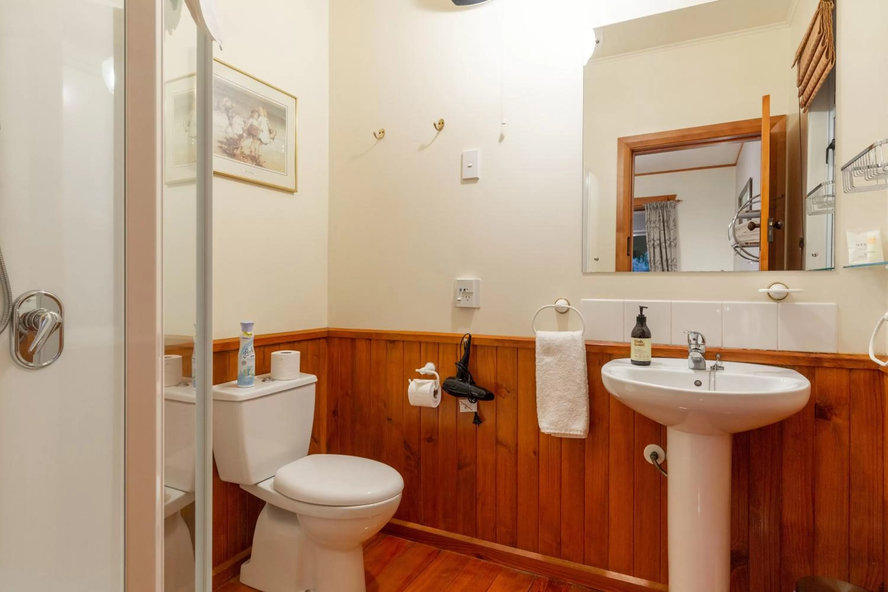 Bathroom in Olde Mill House B&B & Bike2Wine cycle hire