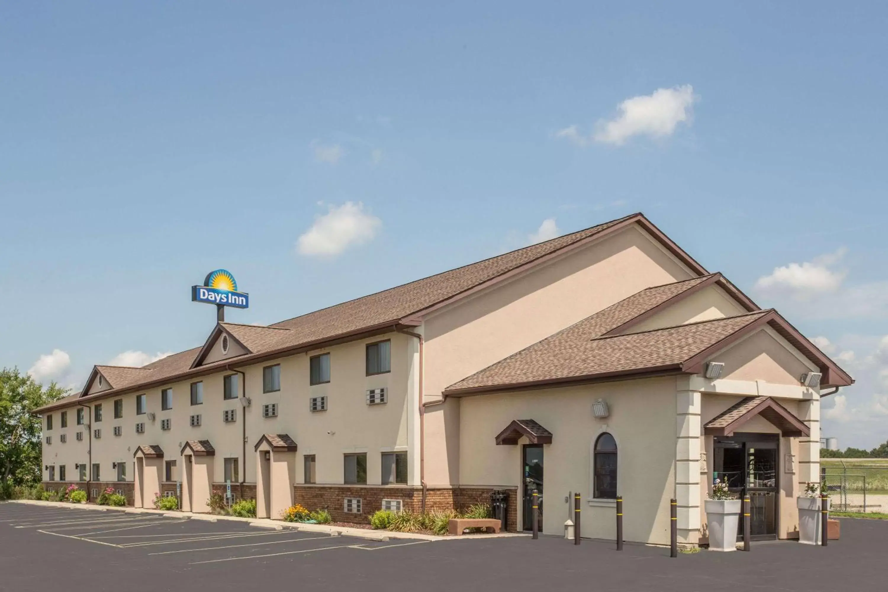 Property Building in Days Inn by Wyndham Le Roy/Bloomington Southeast Property Building in Days Inn by Wyndham Le Roy/Bloomington Southeast