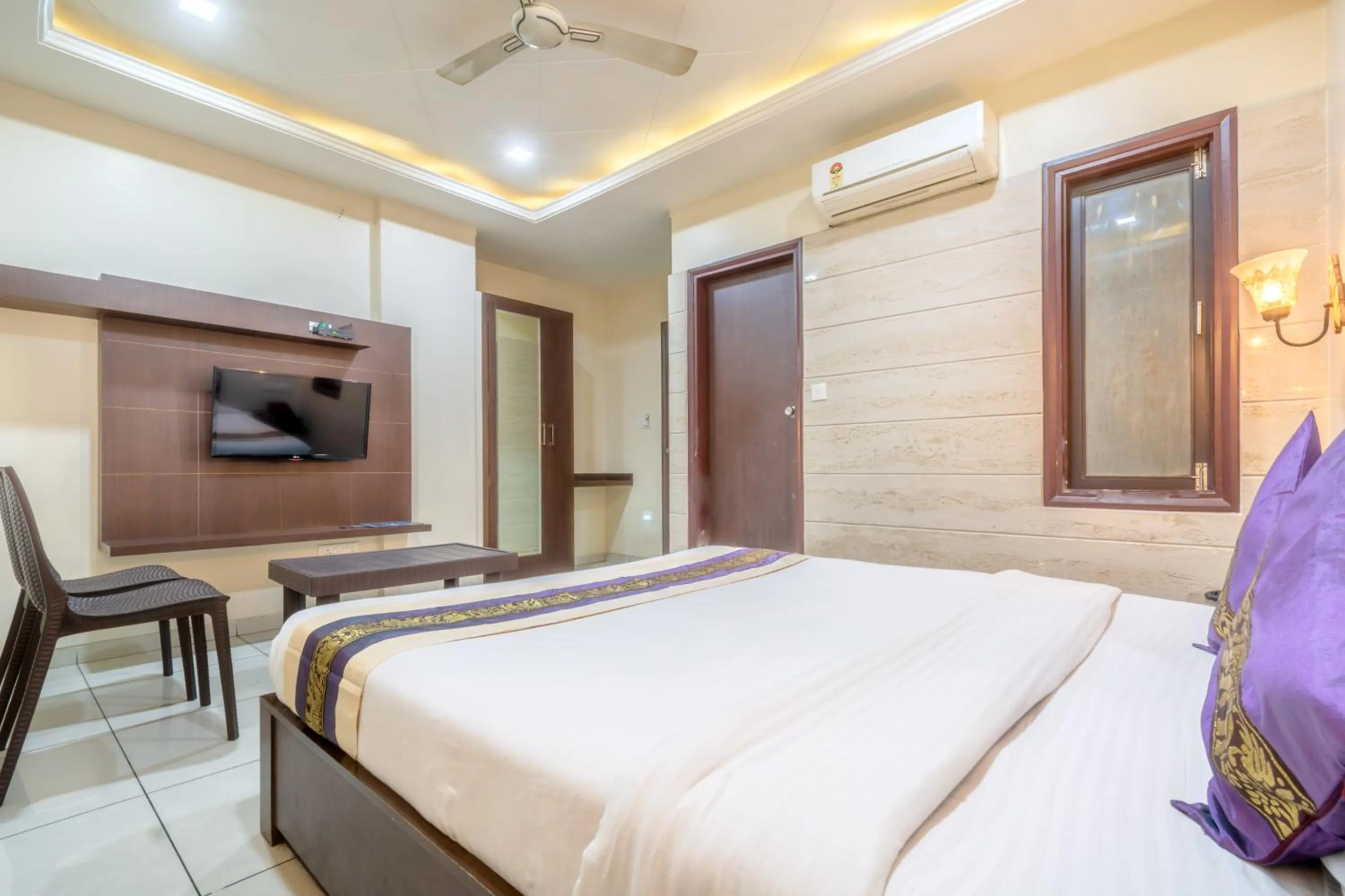 Bed in Hotel Sunday Inn