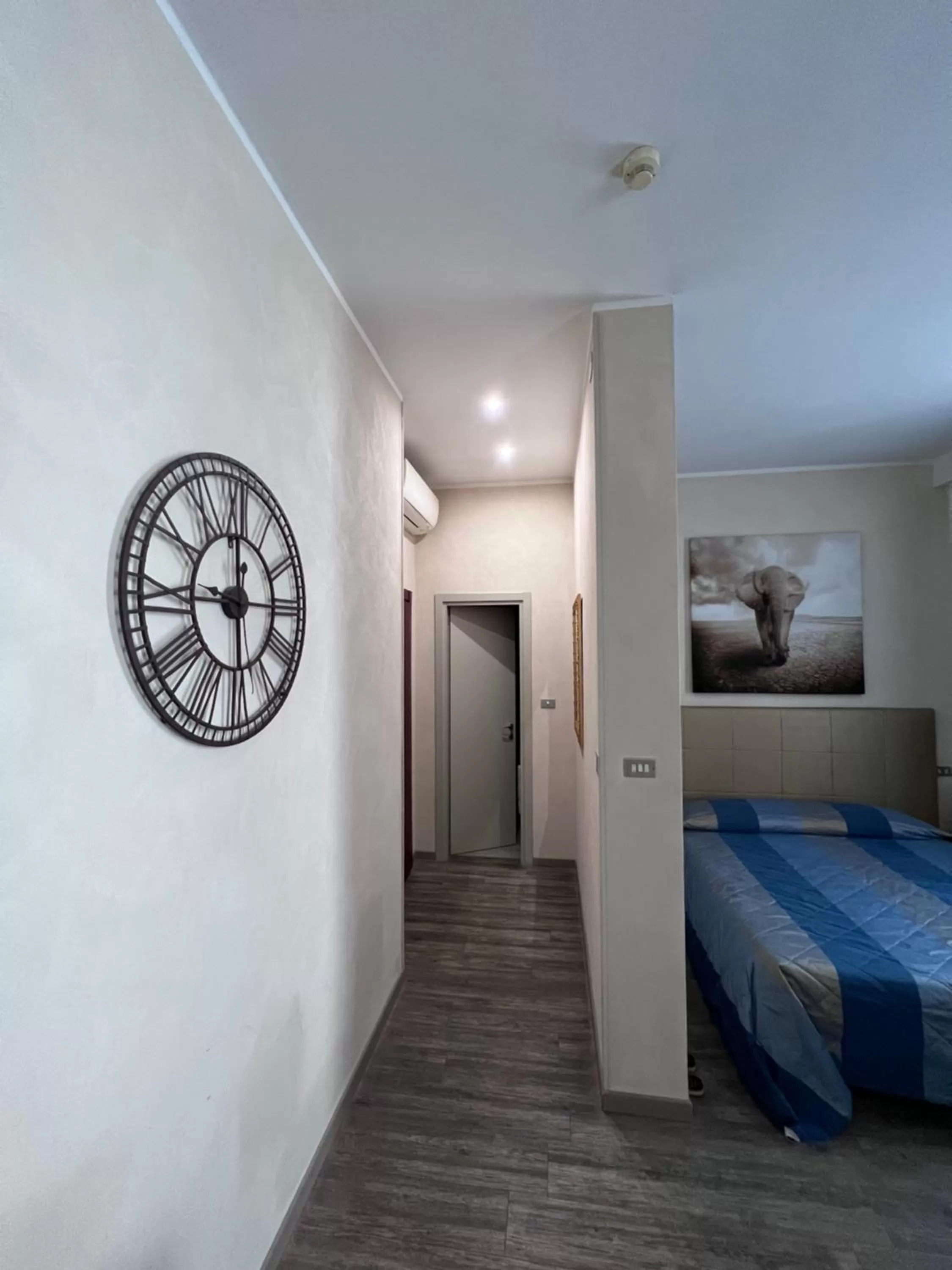 Photo of the whole room, Bed in Residence Star