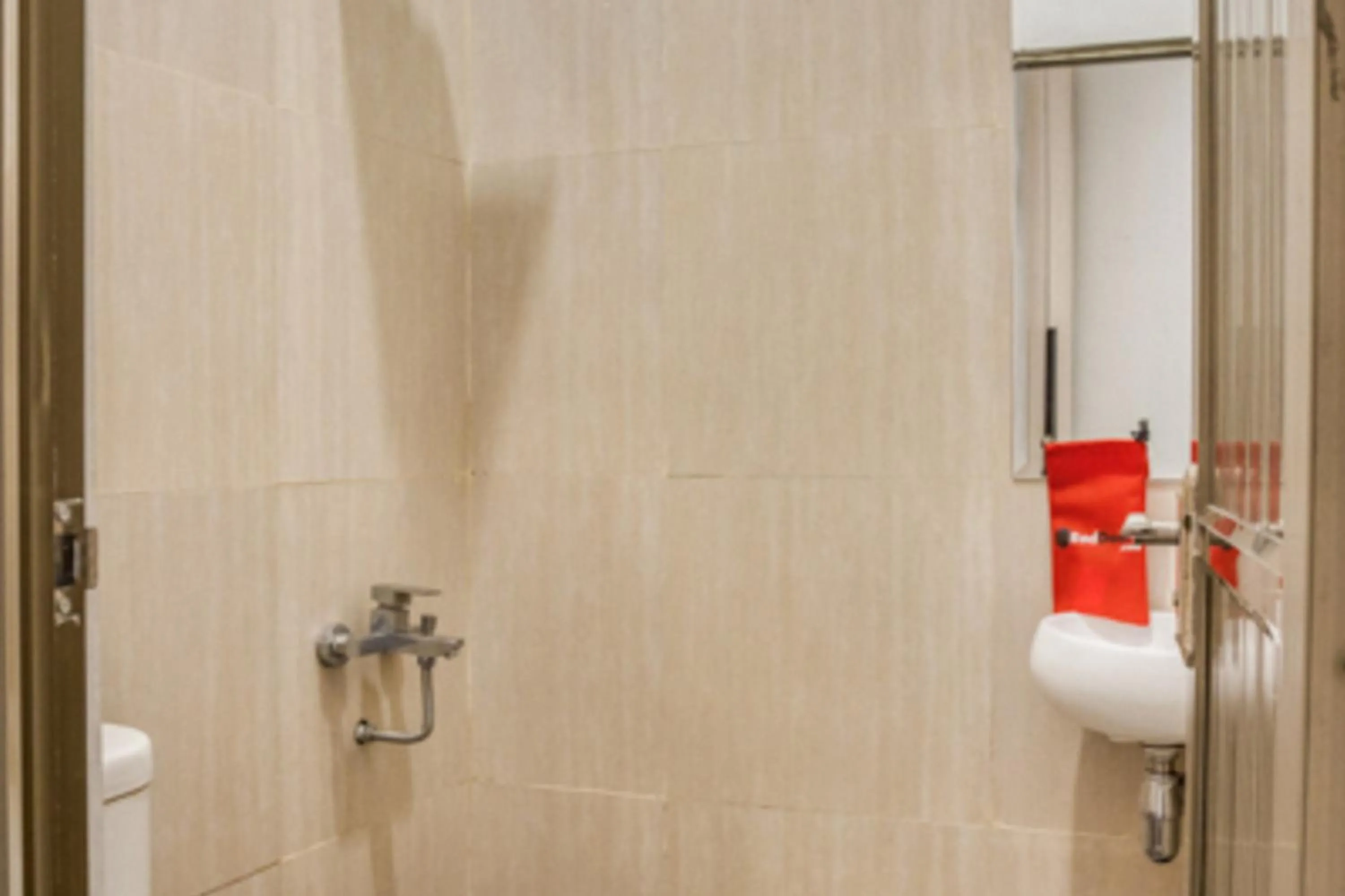 Bathroom in RedDoorz Syariah near Taman Pelangi Jogja 2