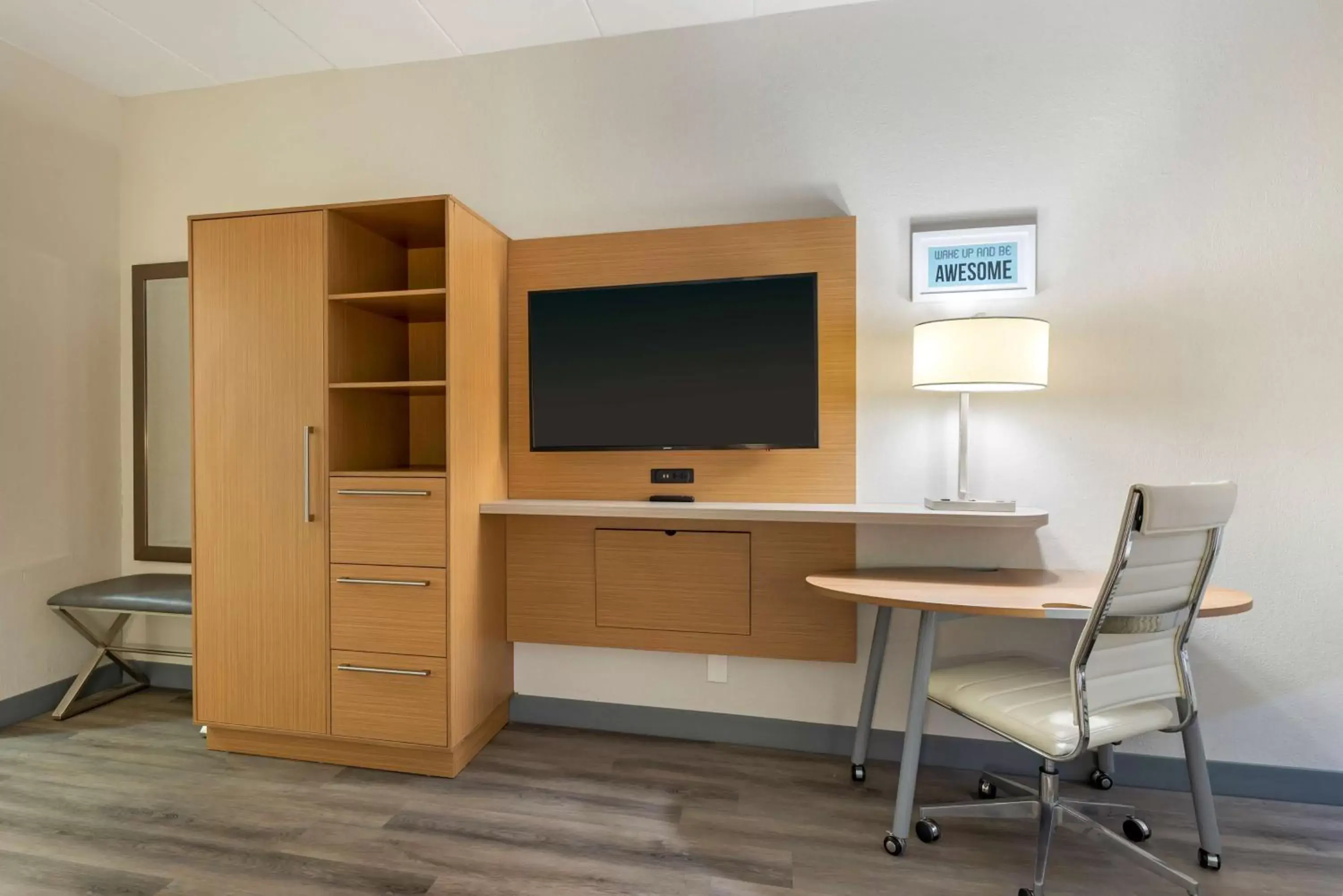 King Room with Bath Tub - Mobility Accessible/Non-Smoking in Best Western PLUS Executive Hotel Richmond King Room with Bath Tub - Mobility Accessible/Non-Smoking in Best Western PLUS Executive Hotel Richmond