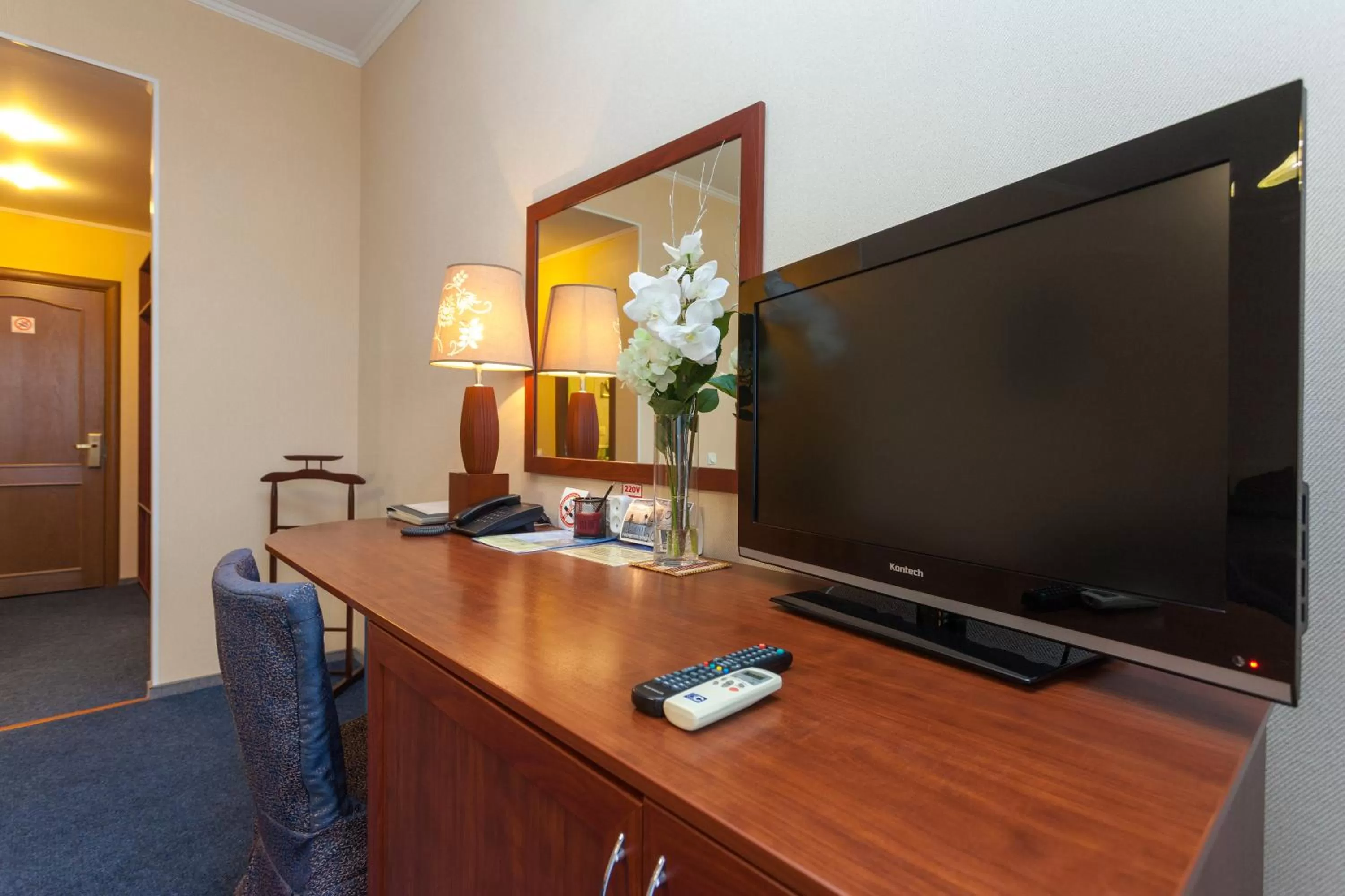 Living room, TV/Entertainment Center in Rahat Hotel