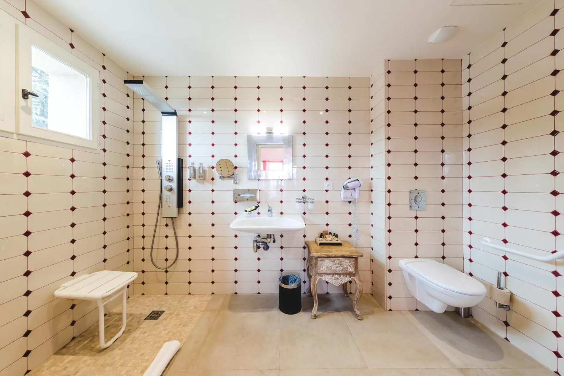 Shower, Bathroom in Le Petit Palais D'Aglae