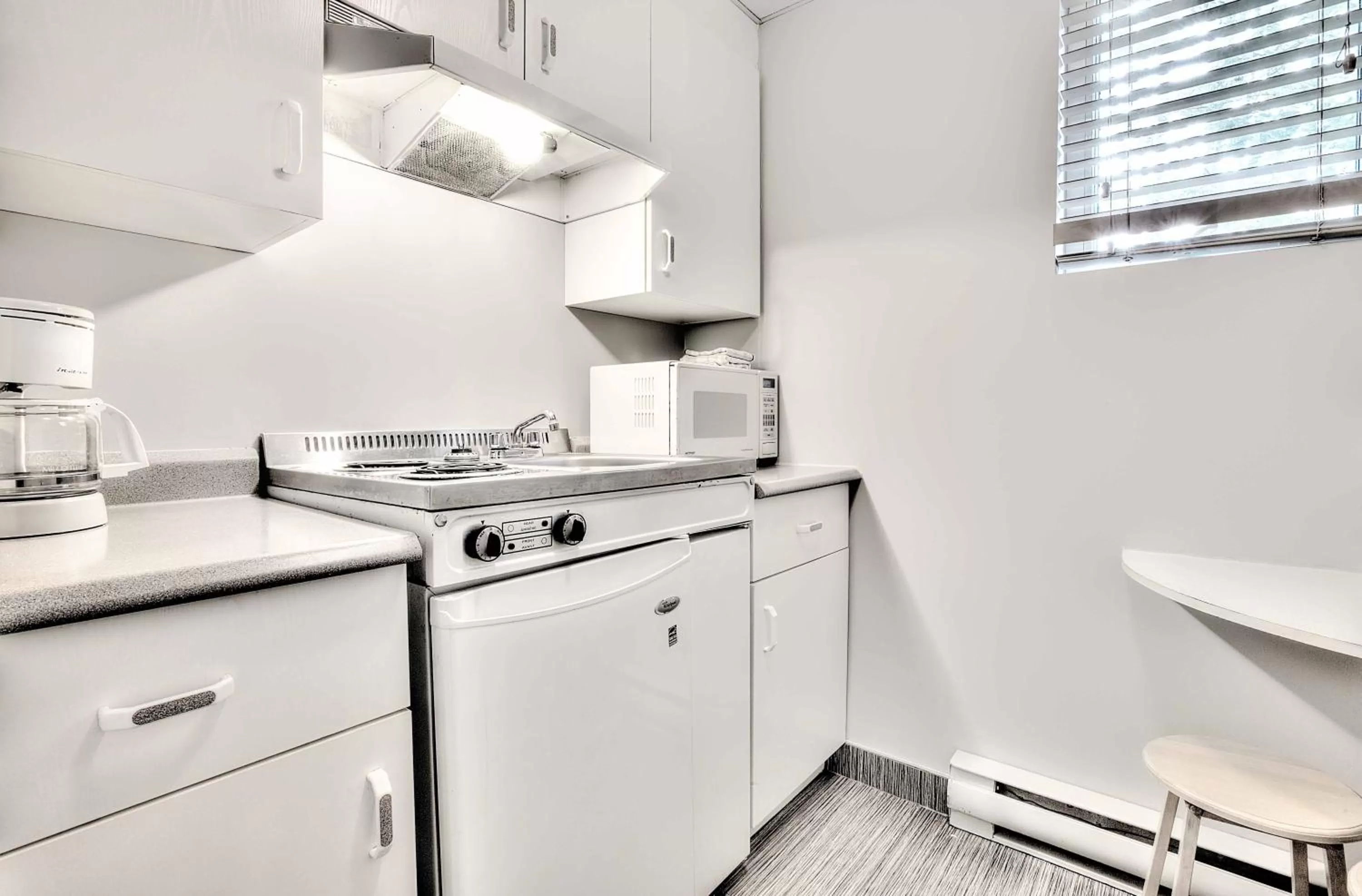 Dining area, Kitchen/Kitchenette in Motel et Camping Etchemin