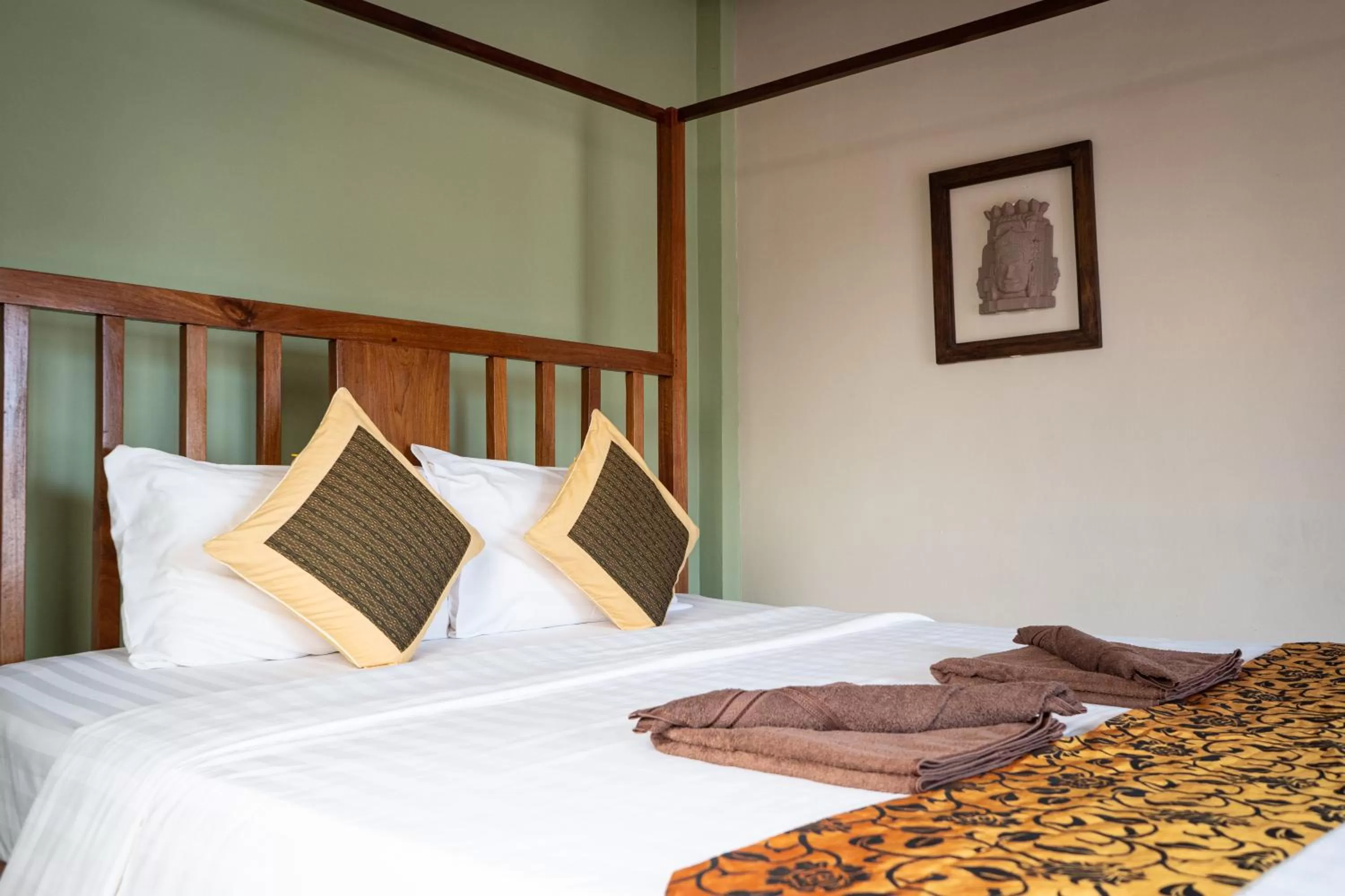 Bed in DEN HOTEL TOTONOU SIEM REAP
