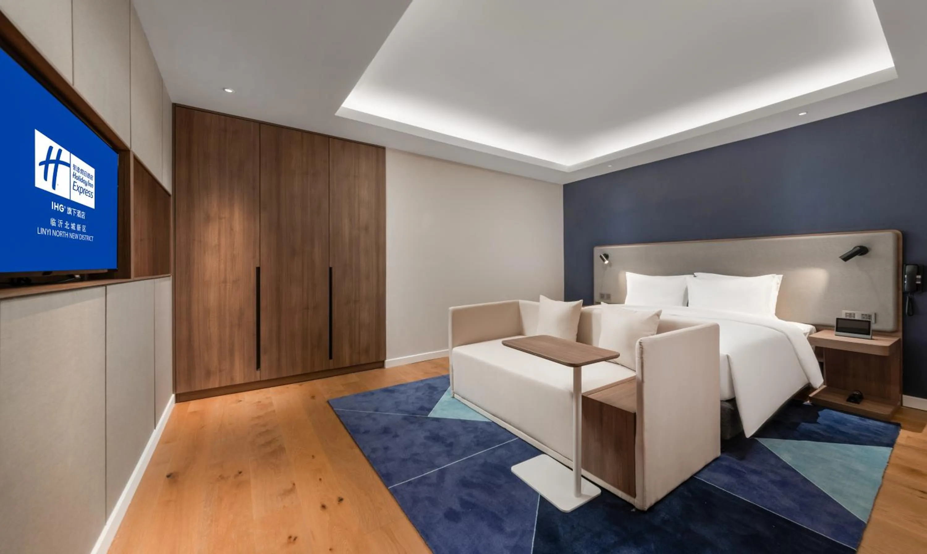 Photo of the whole room, Bed in Holiday Inn Express Linyi North New District by IHG