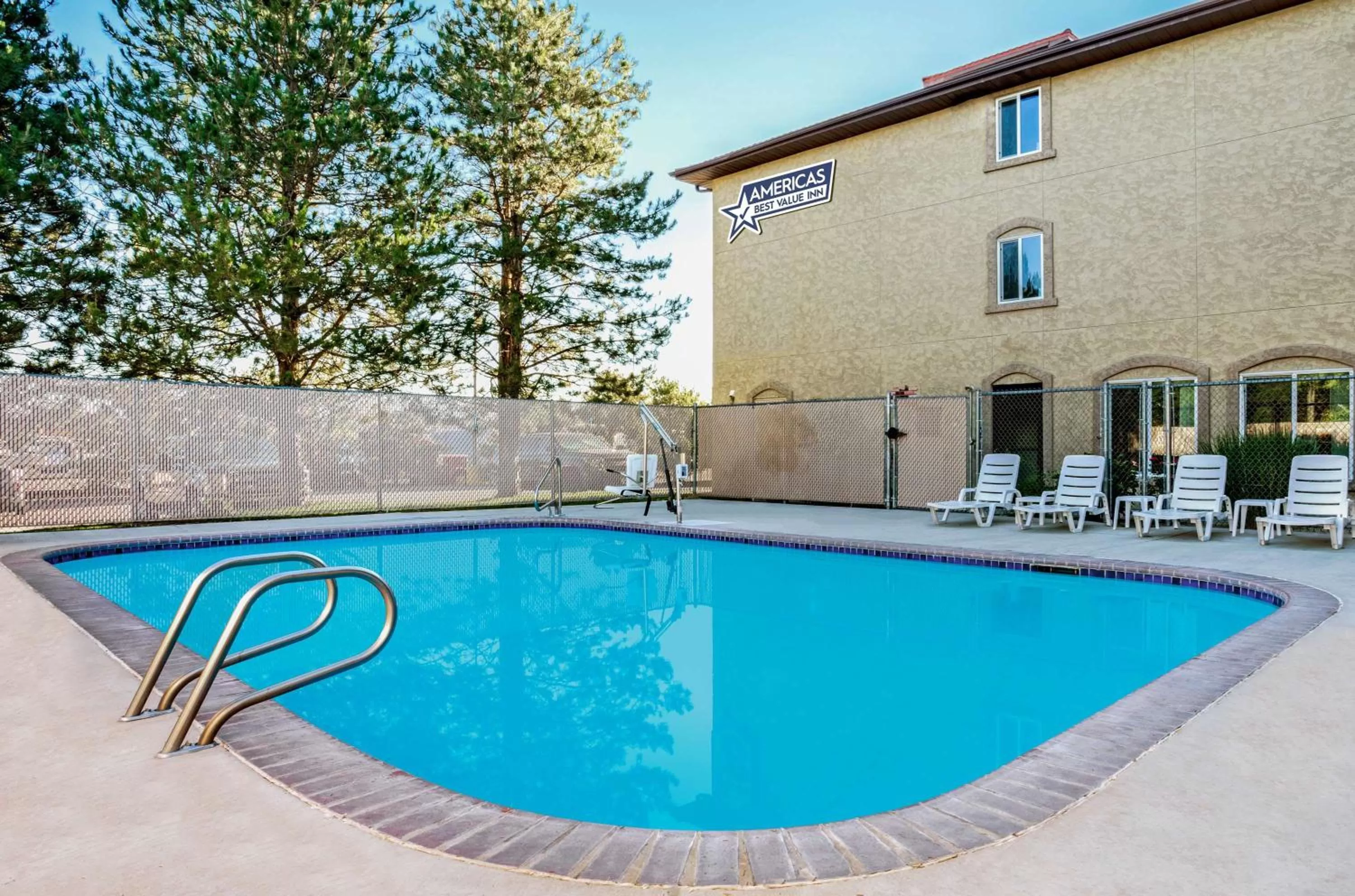 Swimming pool in Americas Best Value Inn Sparks