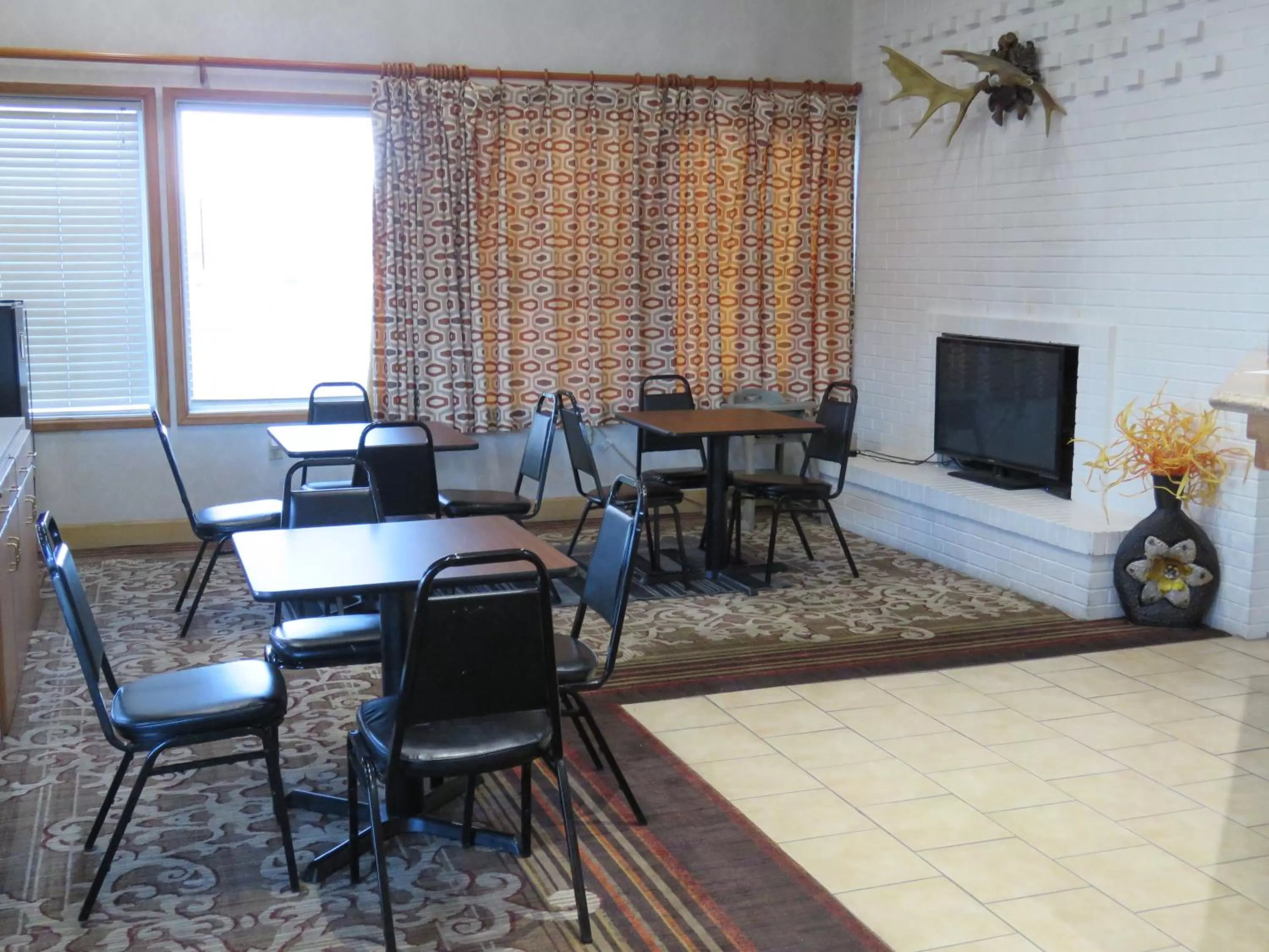 Dining area in Thunderbird Motel
