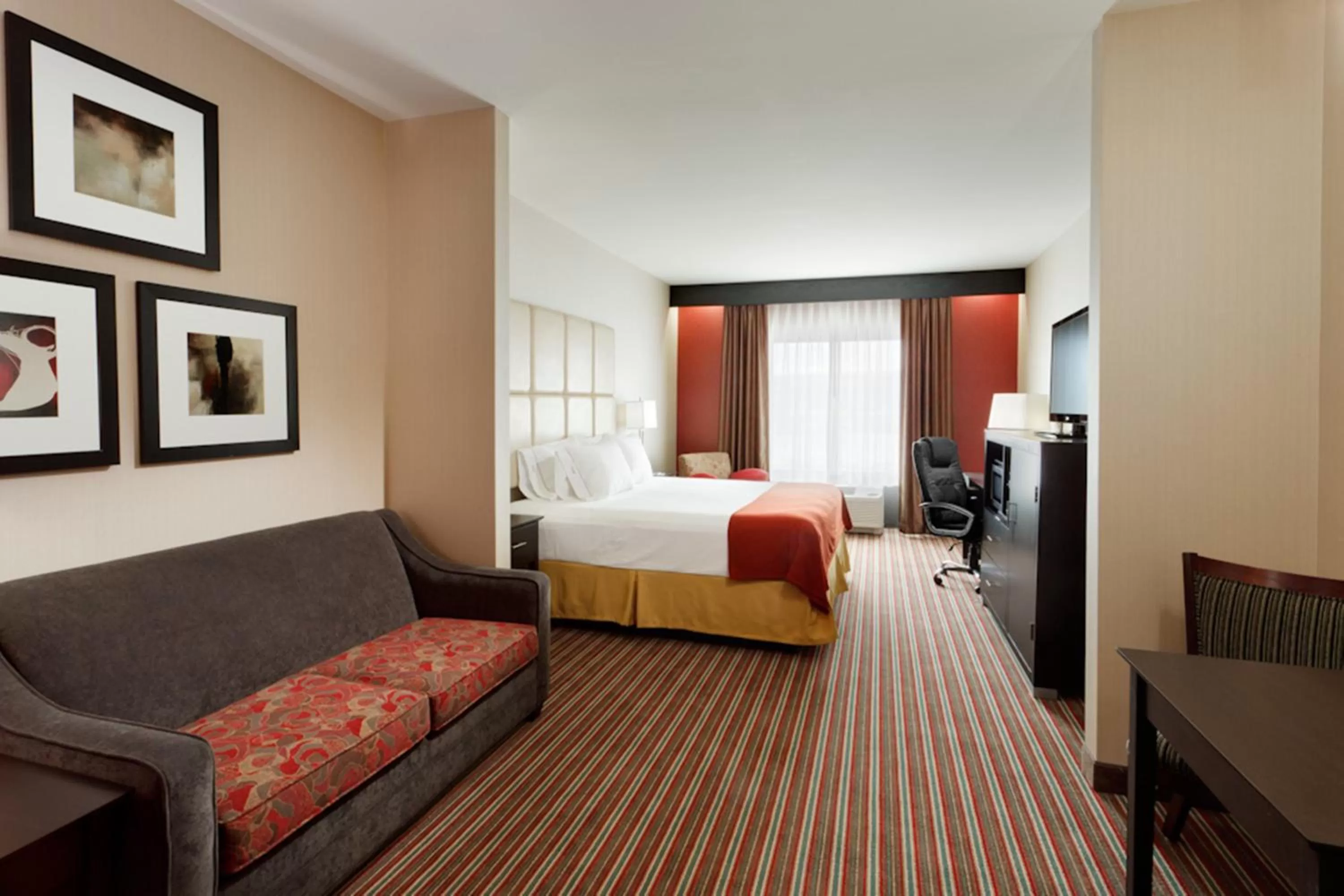 Photo of the whole room, Bed in Holiday Inn Express & Suites Northeast by IHG