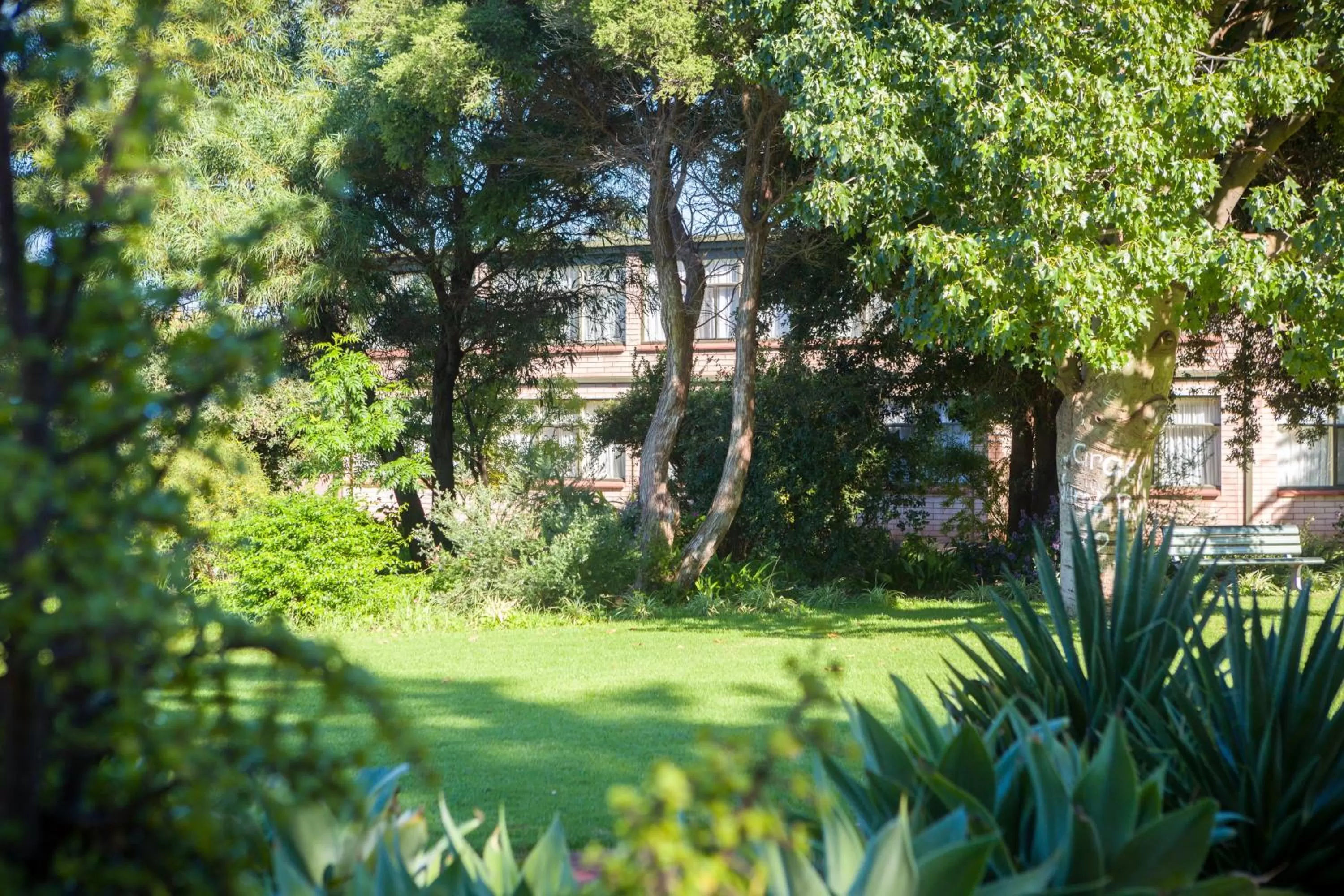 Property building, Garden in Foreshore Motor Inn