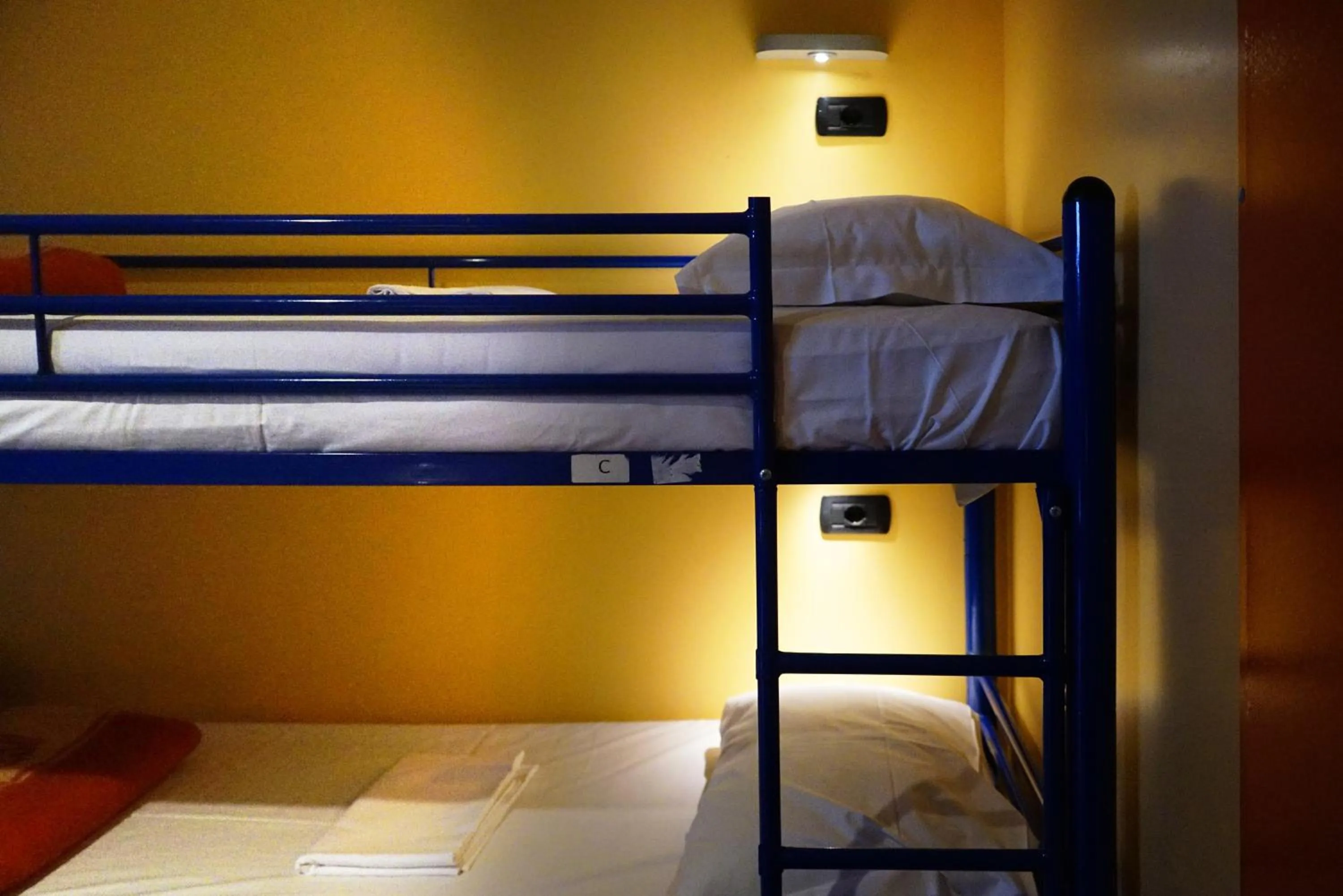 Decorative detail, Bed in Hi! Ostello Milano