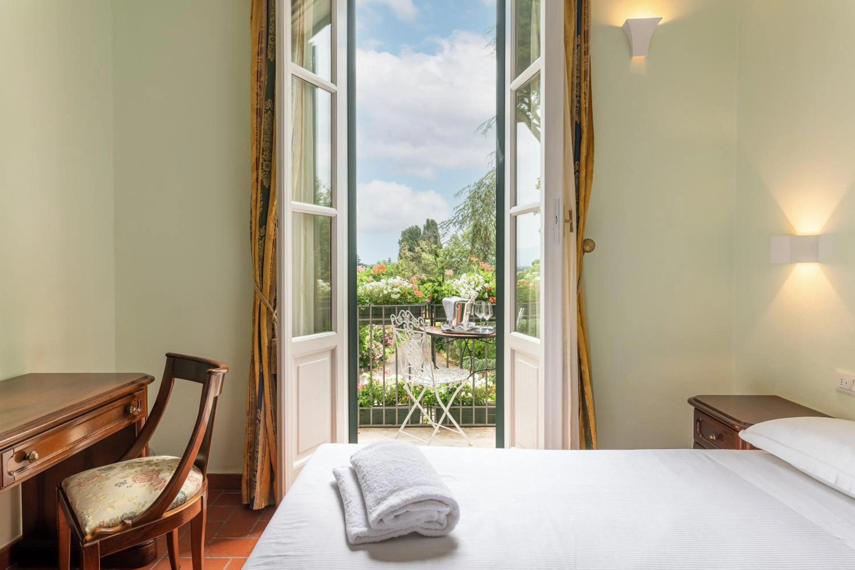 Photo of the whole room, Bed in Hotel Villa San Michele