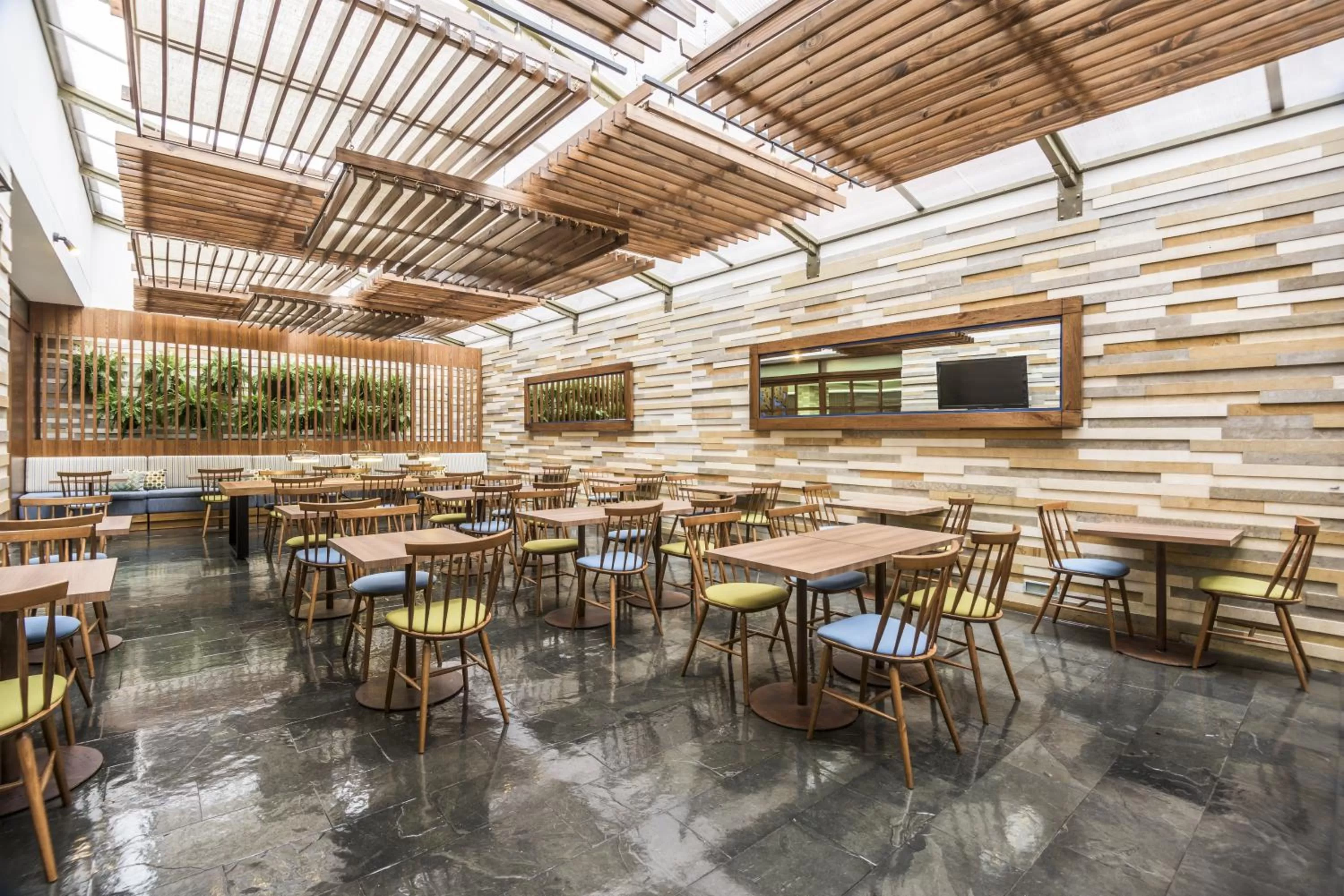 Restaurant/places to eat in Holiday Inn Express Bogotá - Parque La 93 by IHG