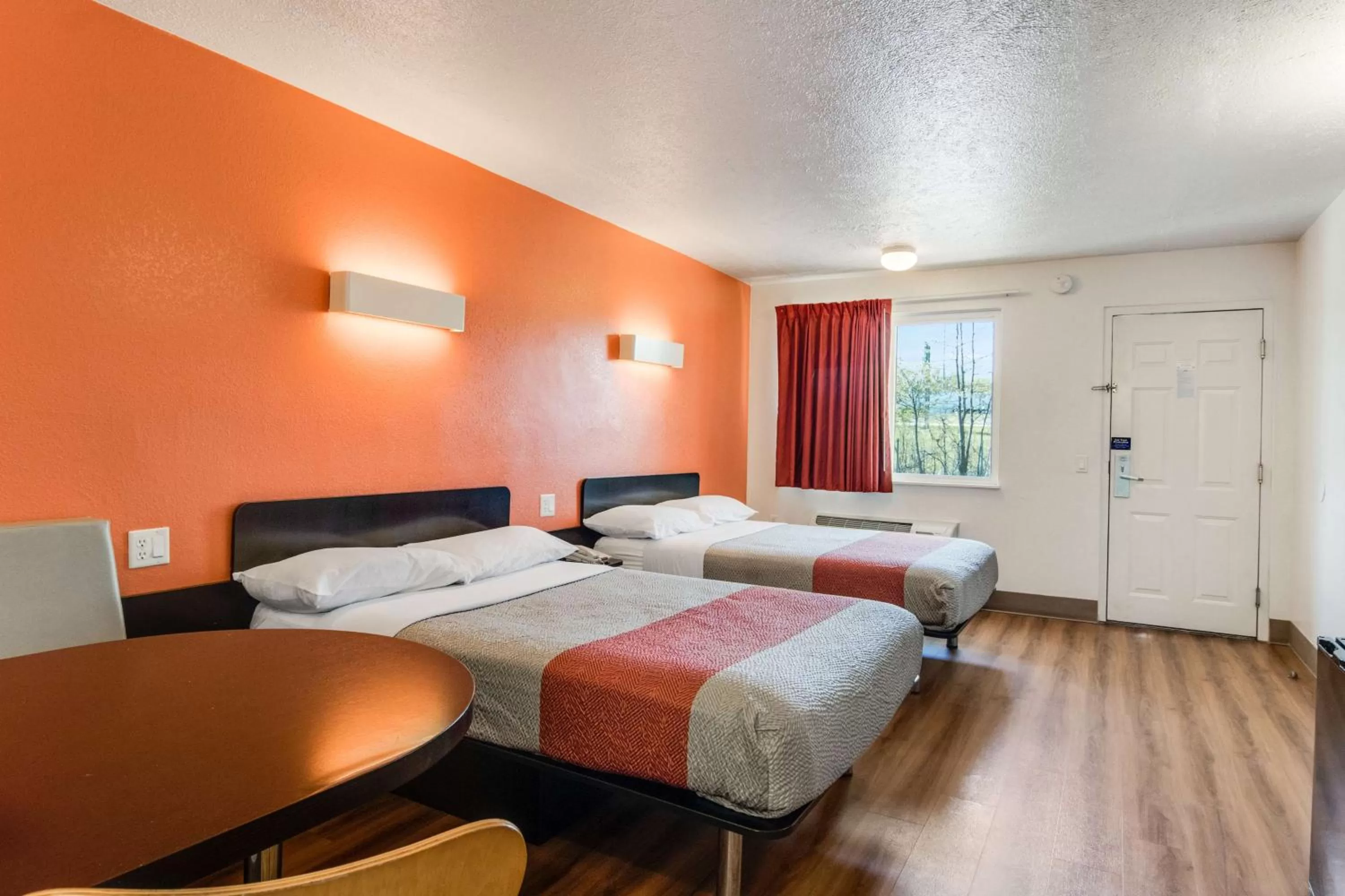 Bedroom, Bed in Motel 6-Youngstown, OH