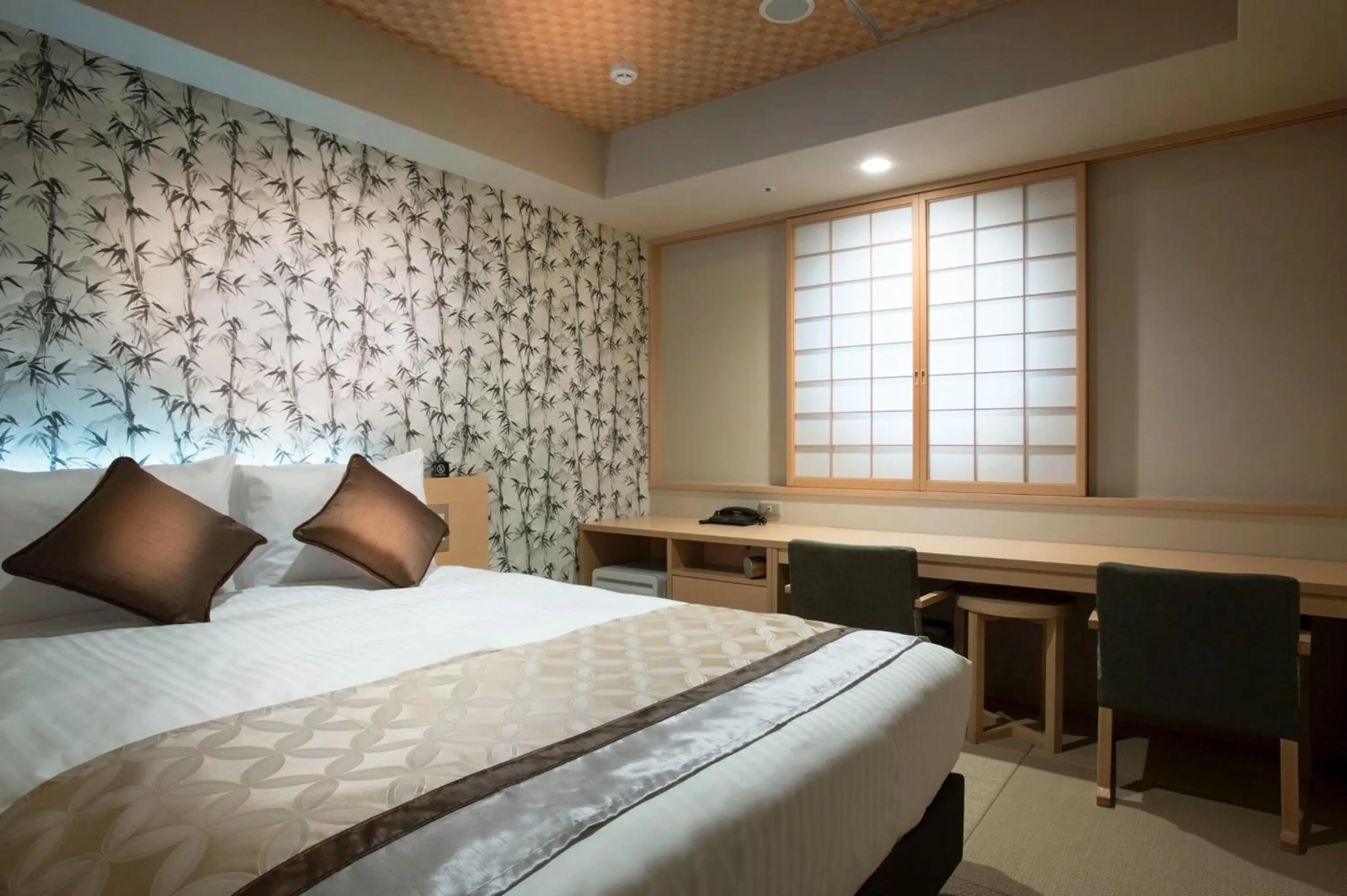 Photo of the whole room, Bed in Hot Spring Osaka Hinode Hotel Nipponbashi