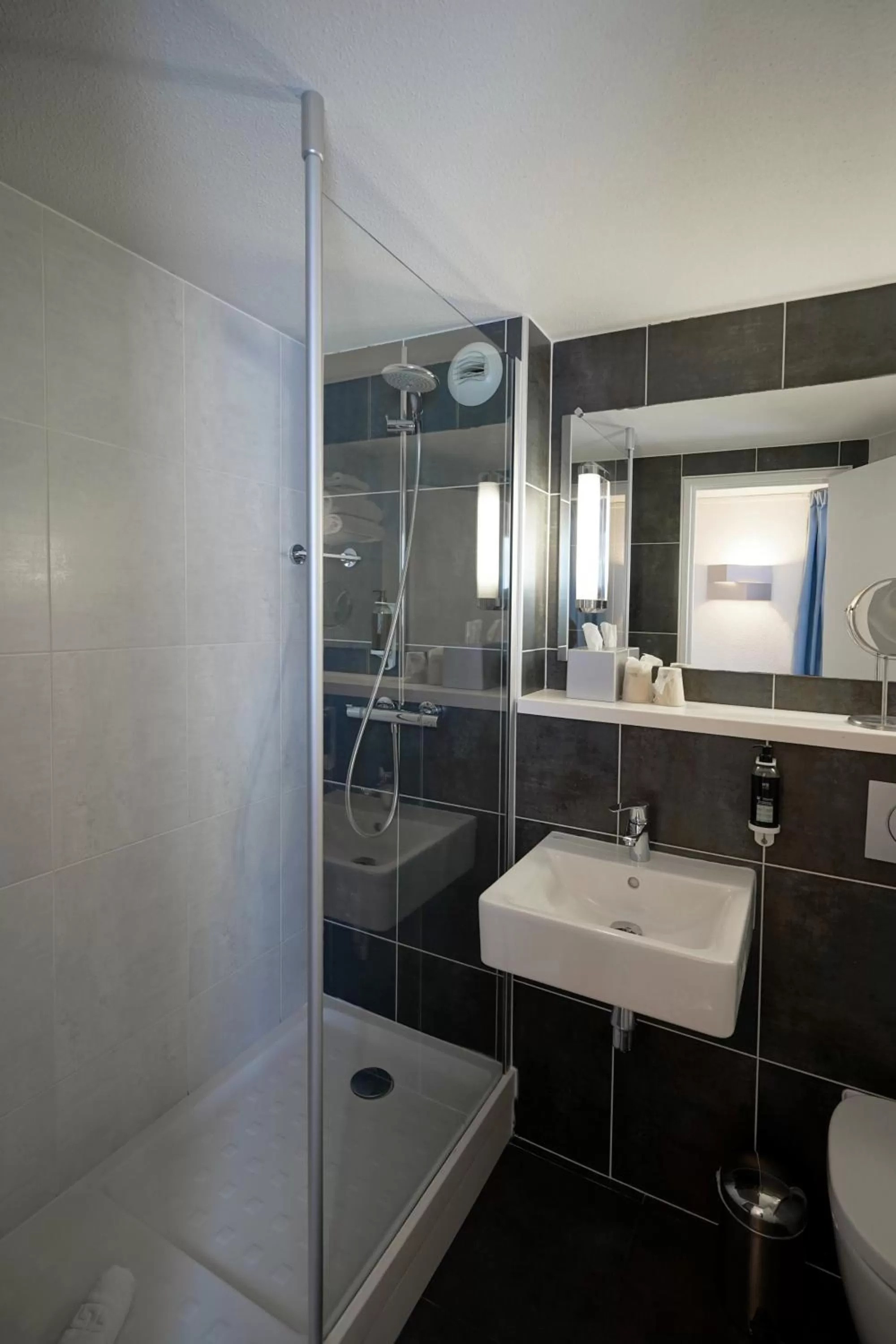 Bathroom in Hôtel Best Western The Wish Versailles