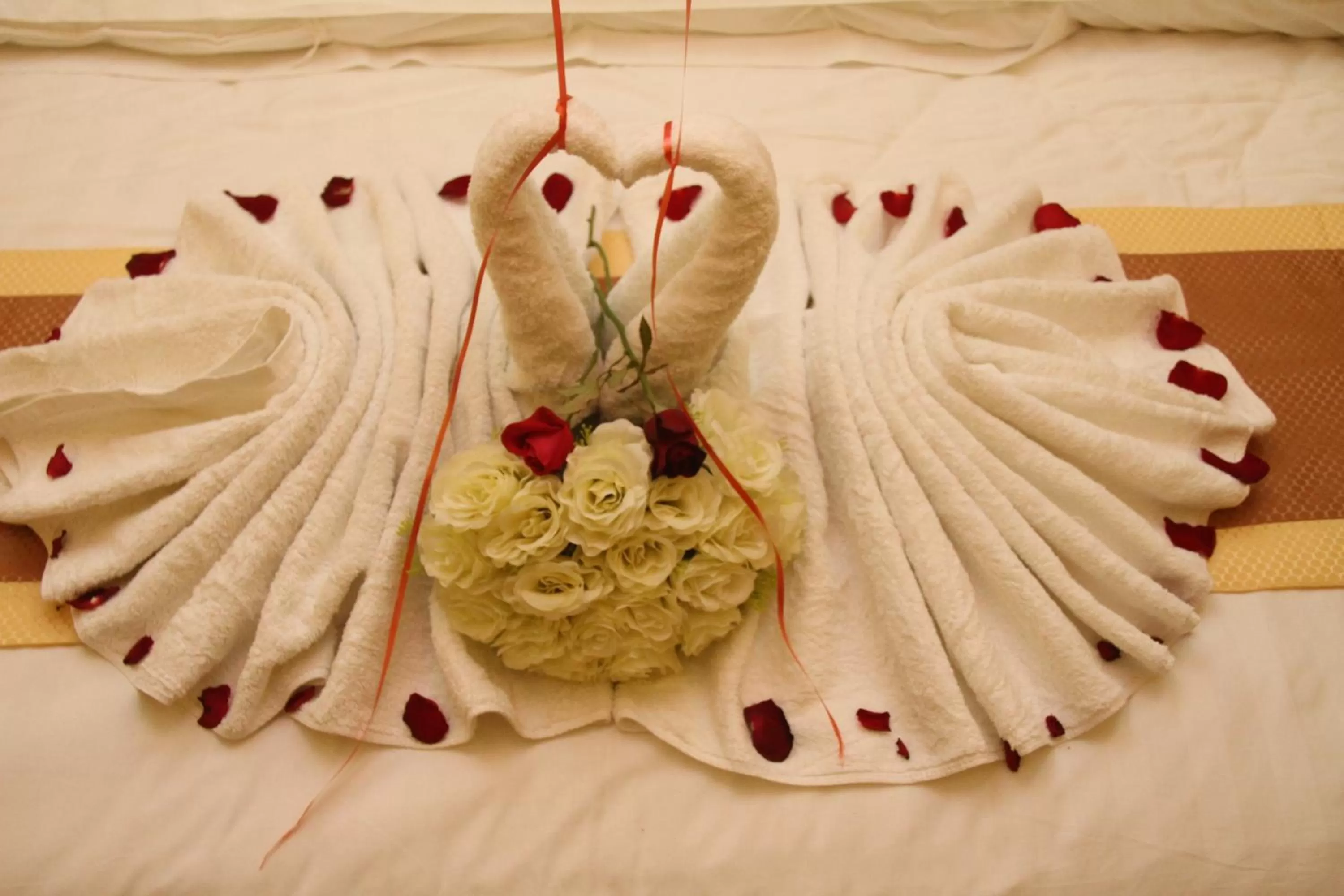 Bed, Food in Saleem Afandi Hotel