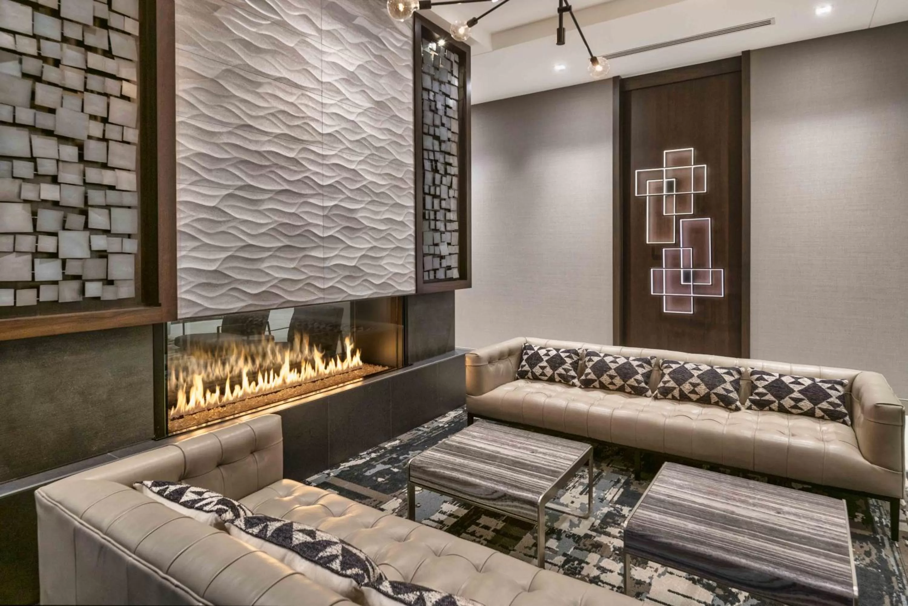 Lounge or bar in Holiday Inn Express - Boston Logan Airport - Revere by IHG